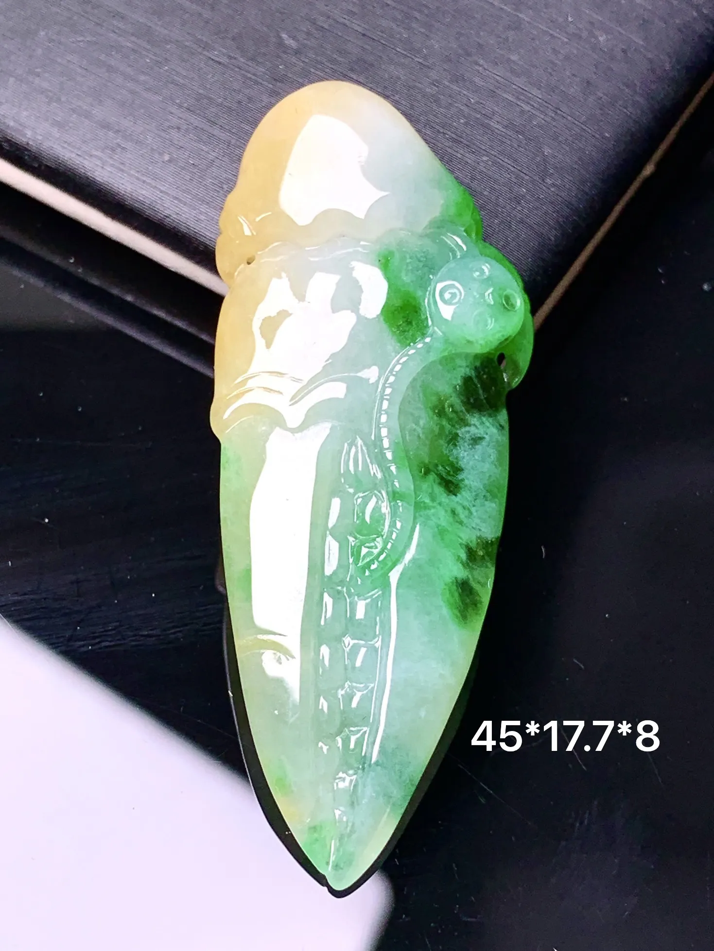 飘黄绿翡蟹钳吊坠 玉质细腻 色泽清新艳丽 整体尺寸45*17.7*8