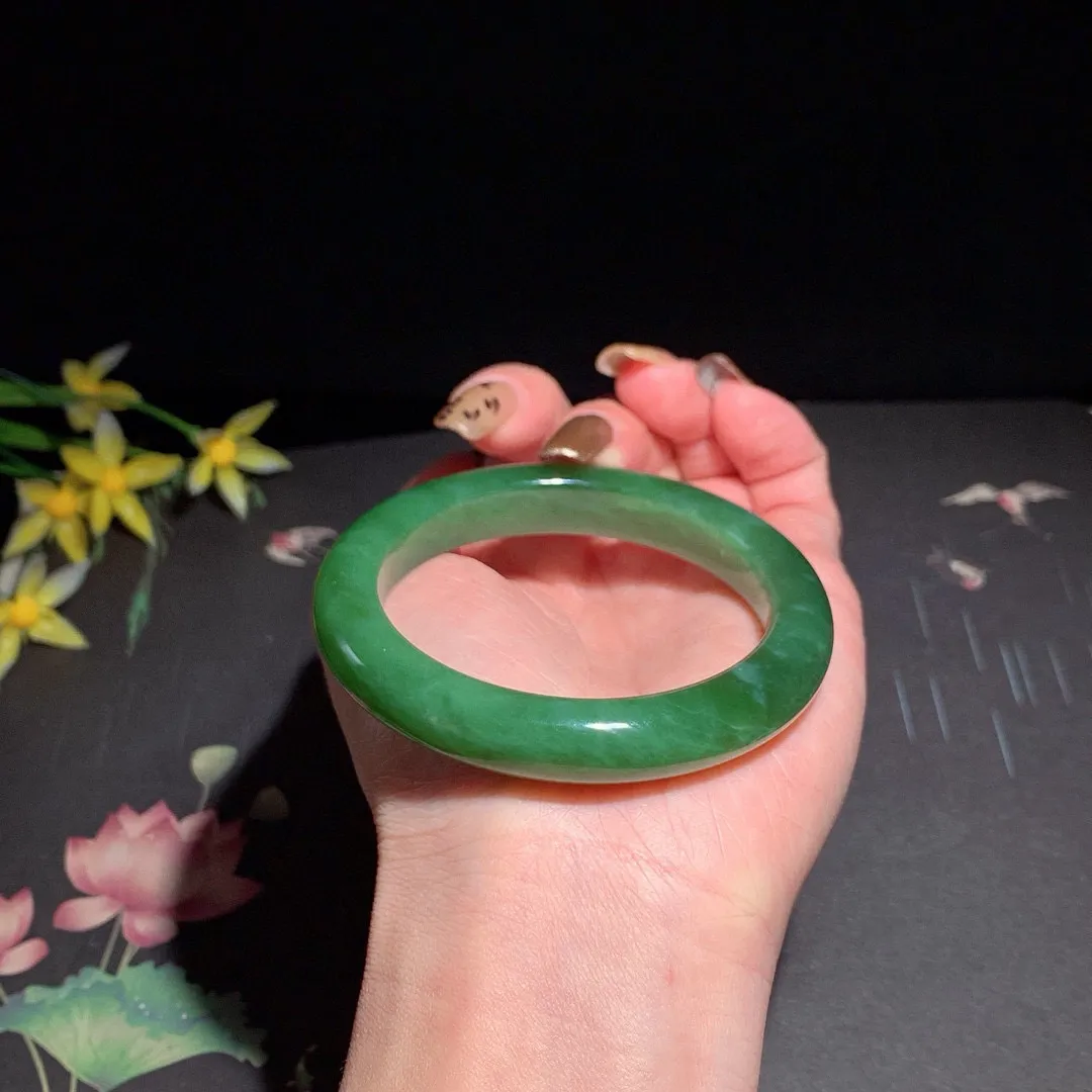 和田玉54圈口菠菜绿猫眼碧玉手镯！玉质细腻油润 底色纯净 无裂无杂 脂粉好，品质高
