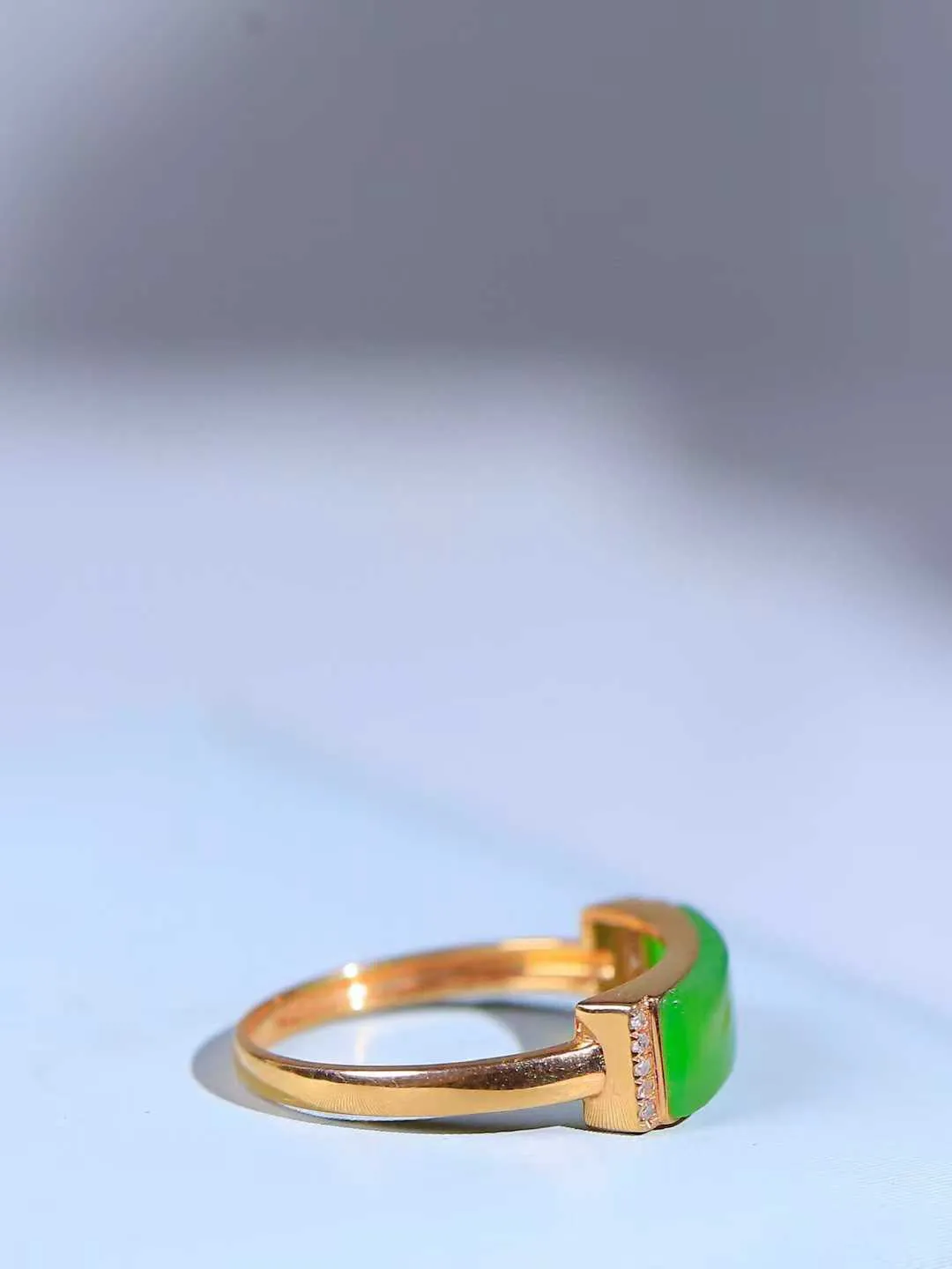 【金镶玉.戒指】

精品和田玉碧玉18k金镶嵌戒指 玉质细腻温润 油性十足 ，不论时光如何流转变化，这枚戒指始终闪耀着最初的光芒。精工镶嵌18K金 （保真金 可检测贵金属18K金） 重1.7克 尺寸17-14.7-4.7mm 78171458A