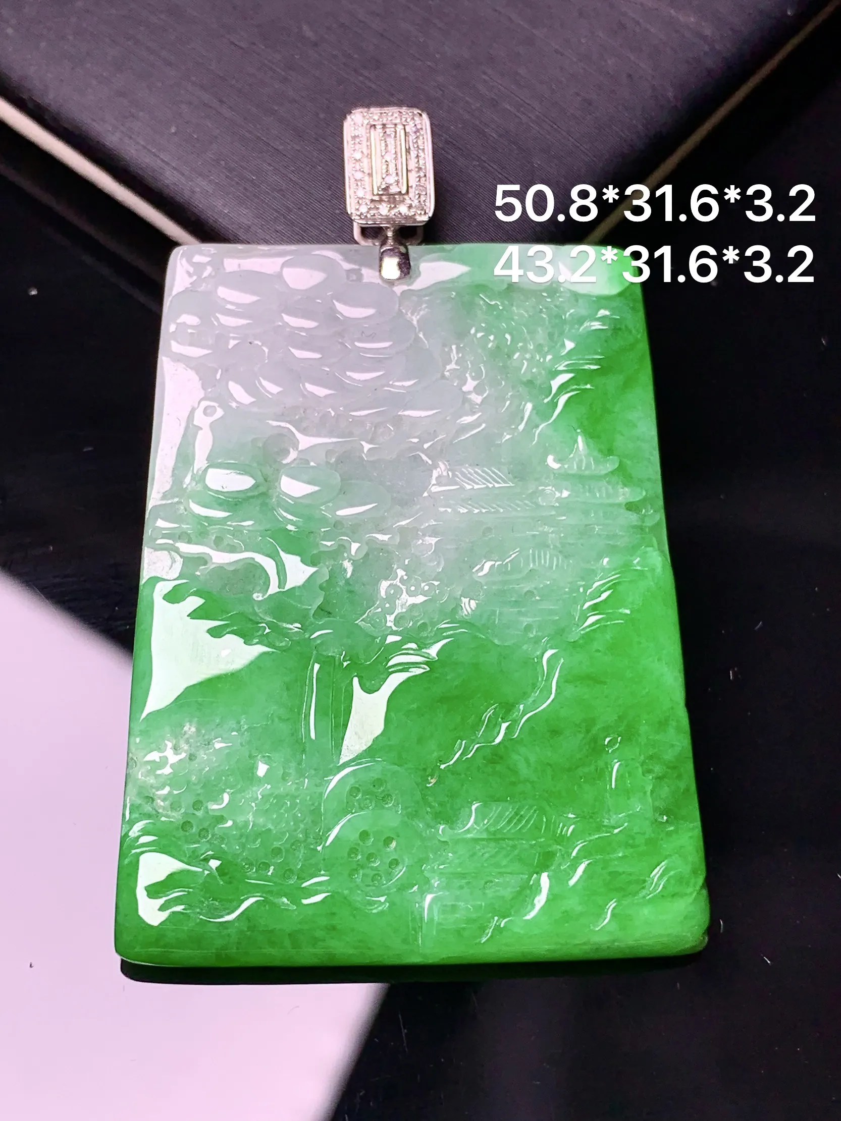 18k金钻镶嵌翠绿山水牌吊坠 玉质细腻 色泽清新艳丽 整体尺寸50.8*31.6*3.2