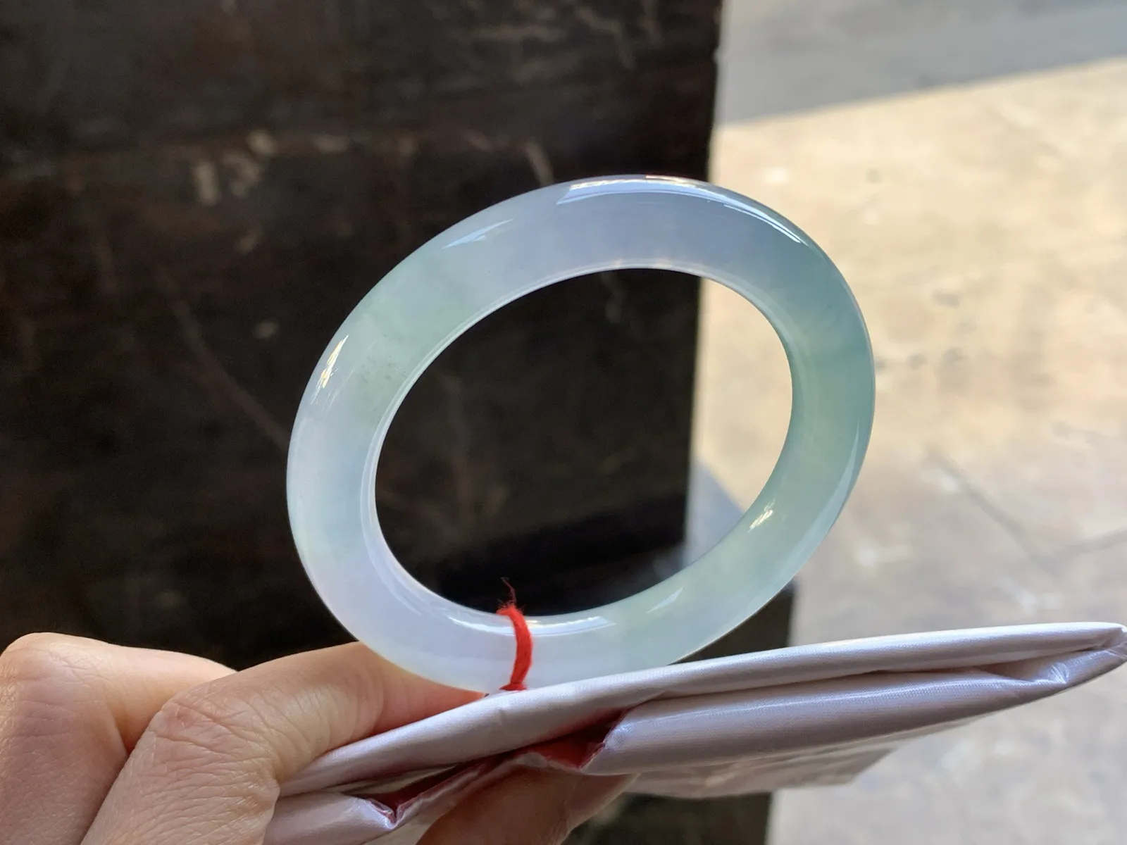 冰春带彩圆条手镯
尺寸：56-10.3mm
冰味十足 实物漂亮