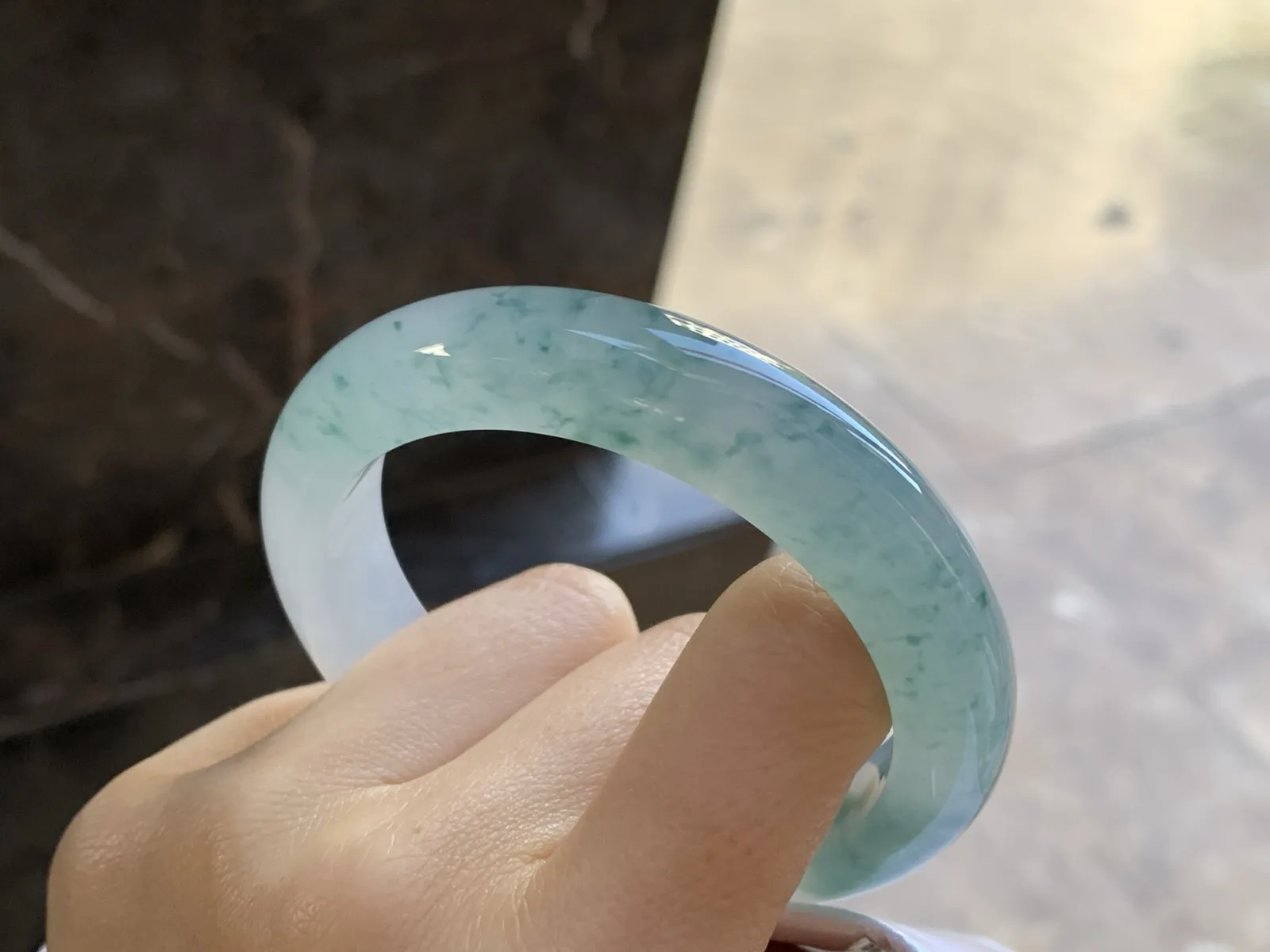 冰种飘花手镯
尺寸：54.3-12.3-9mm
冰味十足 飘花点缀