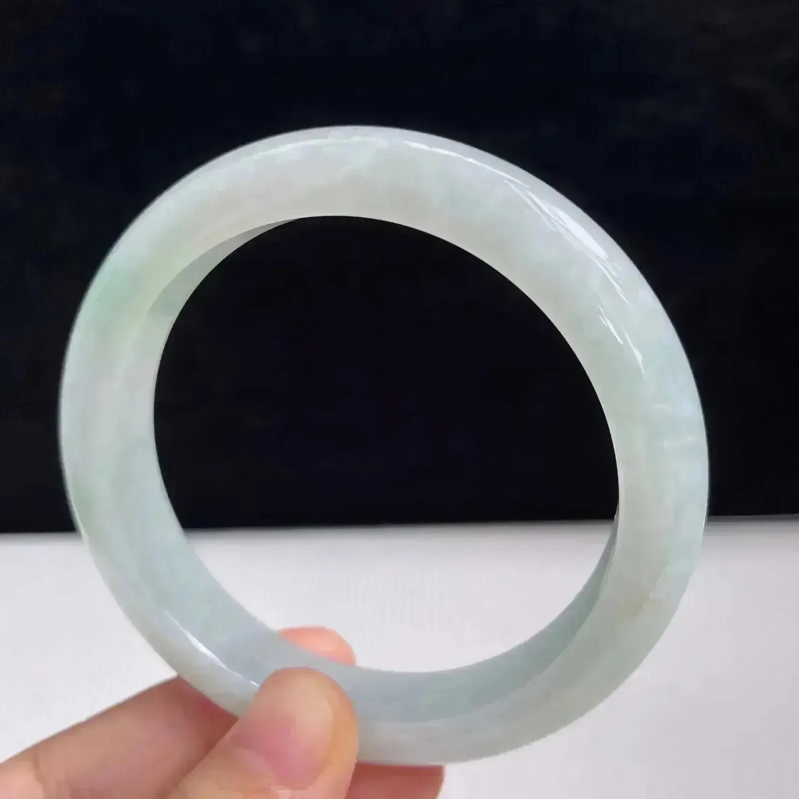 自然光拍摄天然翡翠A货淡绿好种水56.7mm正圈手镯53.62 克