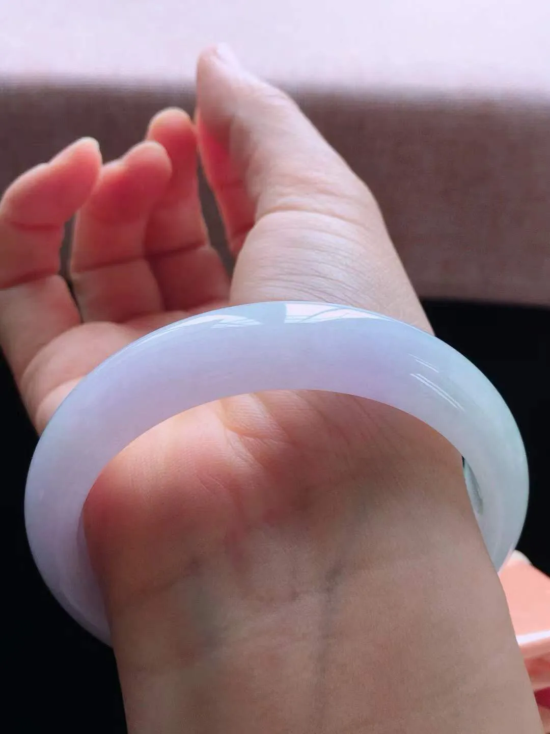 【翡翠名称】老种冰紫罗兰58.2正圈口手镯
【翡翠尺寸】58.2*13*8mm适合57-59.5正圈口佩戴
【翡翠描述】宝贝种老水足，玉质细腻，色泽靓丽，性价比高，佩戴效果好！
【其它赠送】权威证书/精美挂绳盒子/支持全国复检