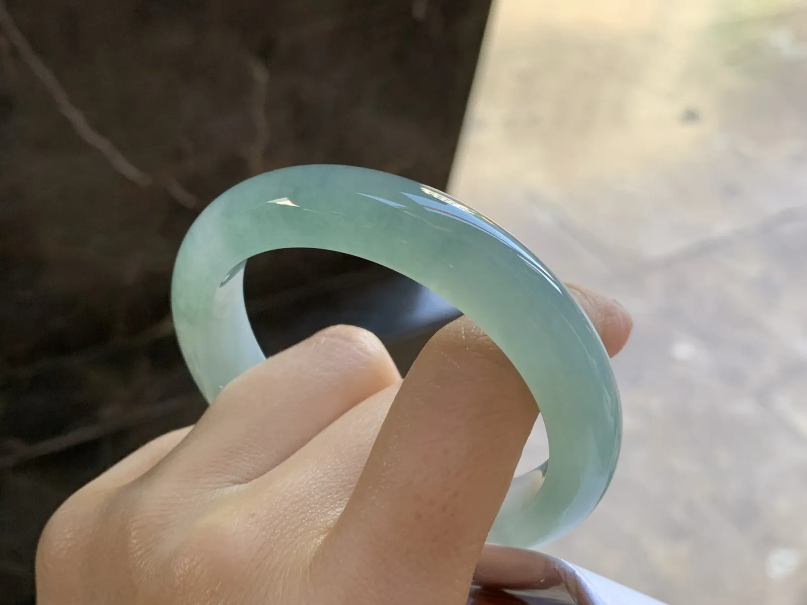 冰晴水手镯
尺寸：52.8-11.7-8.2mm
底子细腻干净 底色浓郁