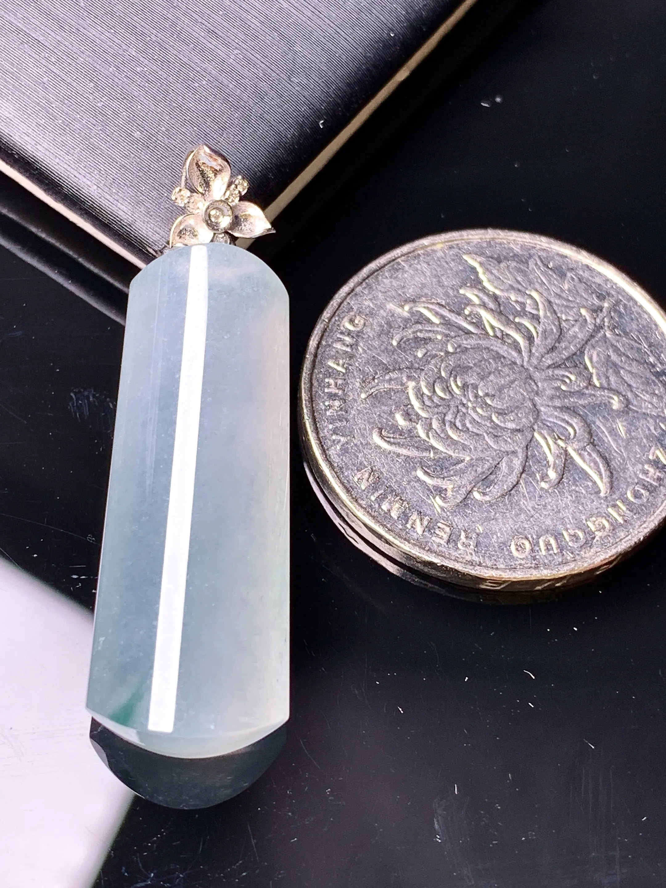 18k金钻镶嵌冰种玉柱吊坠 玉质细腻 色泽清新艳丽 整体尺寸36*11.2*6.2