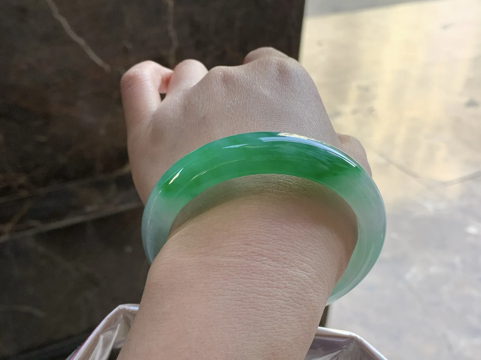 辣绿色手镯
尺寸：58.5-14-9mm
底子细腻 大圈口 一段绿色浓郁