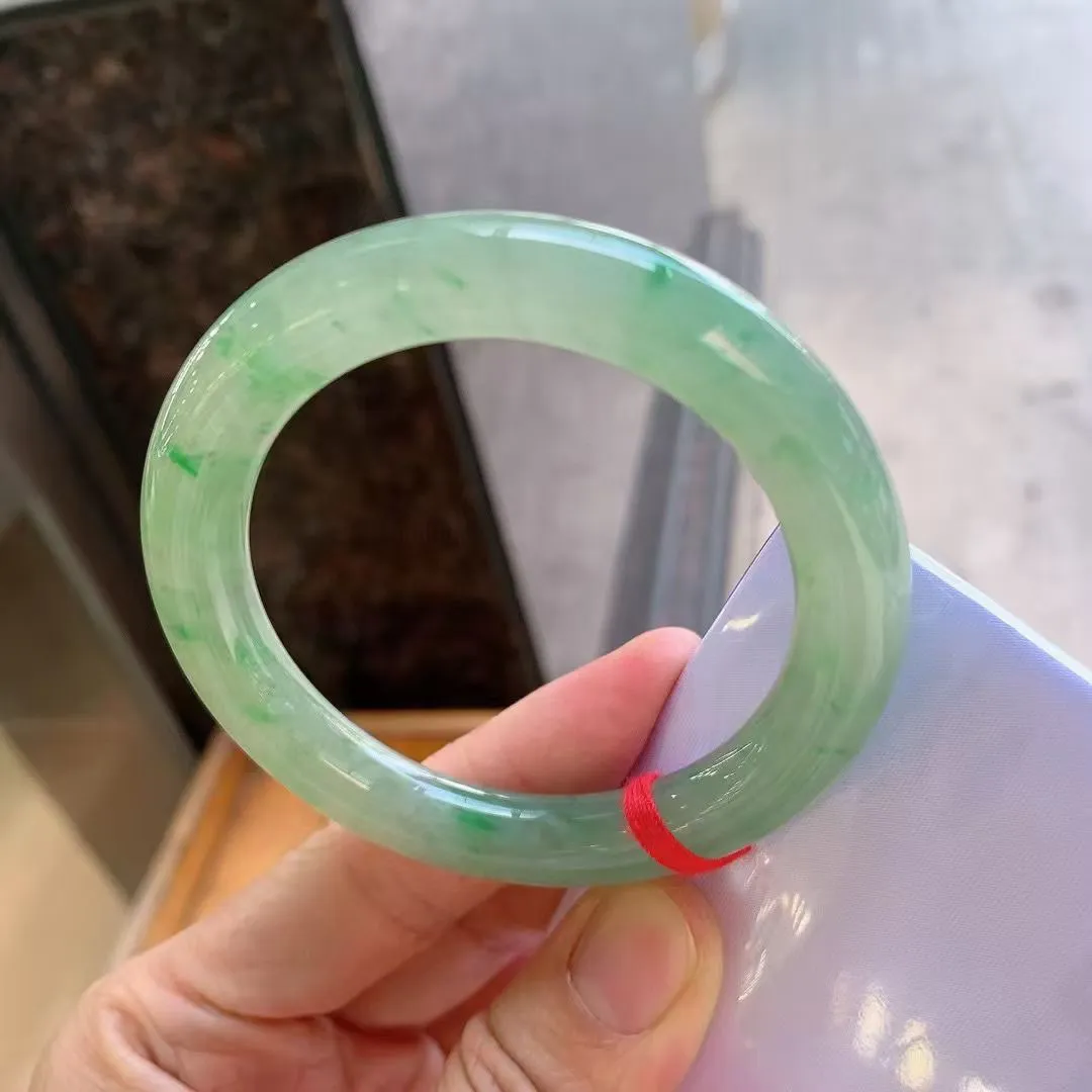 带色圆条，
尺寸：55-10
有种有色，种水不错，晶体细腻，卖相不错，上手效果好