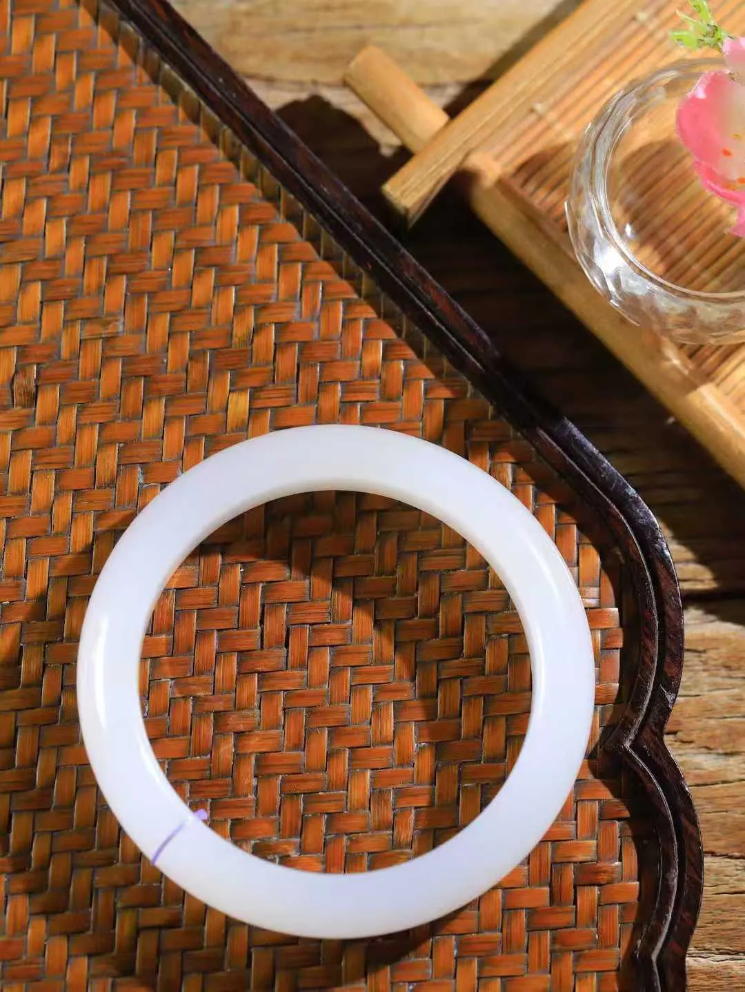 （一见倾心.手镯）

精品和田玉白玉双色手镯，玉质温润细腻 油性十足 手感舒适，高华雅逸，线条流畅，简约大气，美自天成，素雅高贵。佩戴于腕间，婉约之美，举手投足间透出那低调奢华。重47.3克  尺寸52-12.3-8mm  56101236A