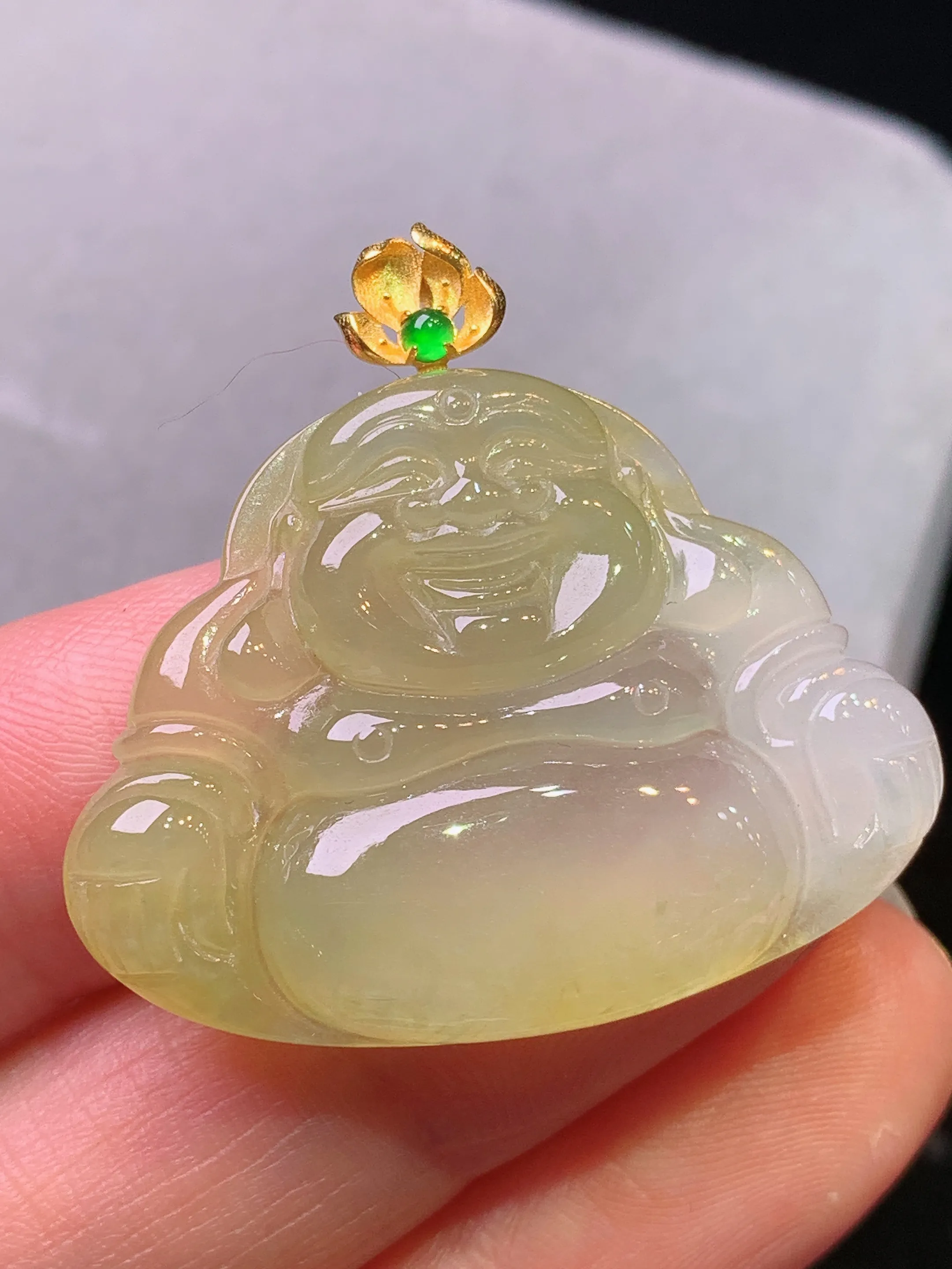 18k金镶嵌黄翡佛公吊坠 玉质细腻 色泽清新艳丽 整体尺寸31.6*33.6*5