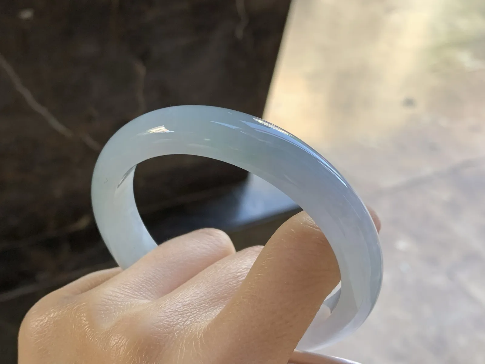 细糯手镯
尺寸：60-12.2-8.3mm
底子细腻有种水 大圈口