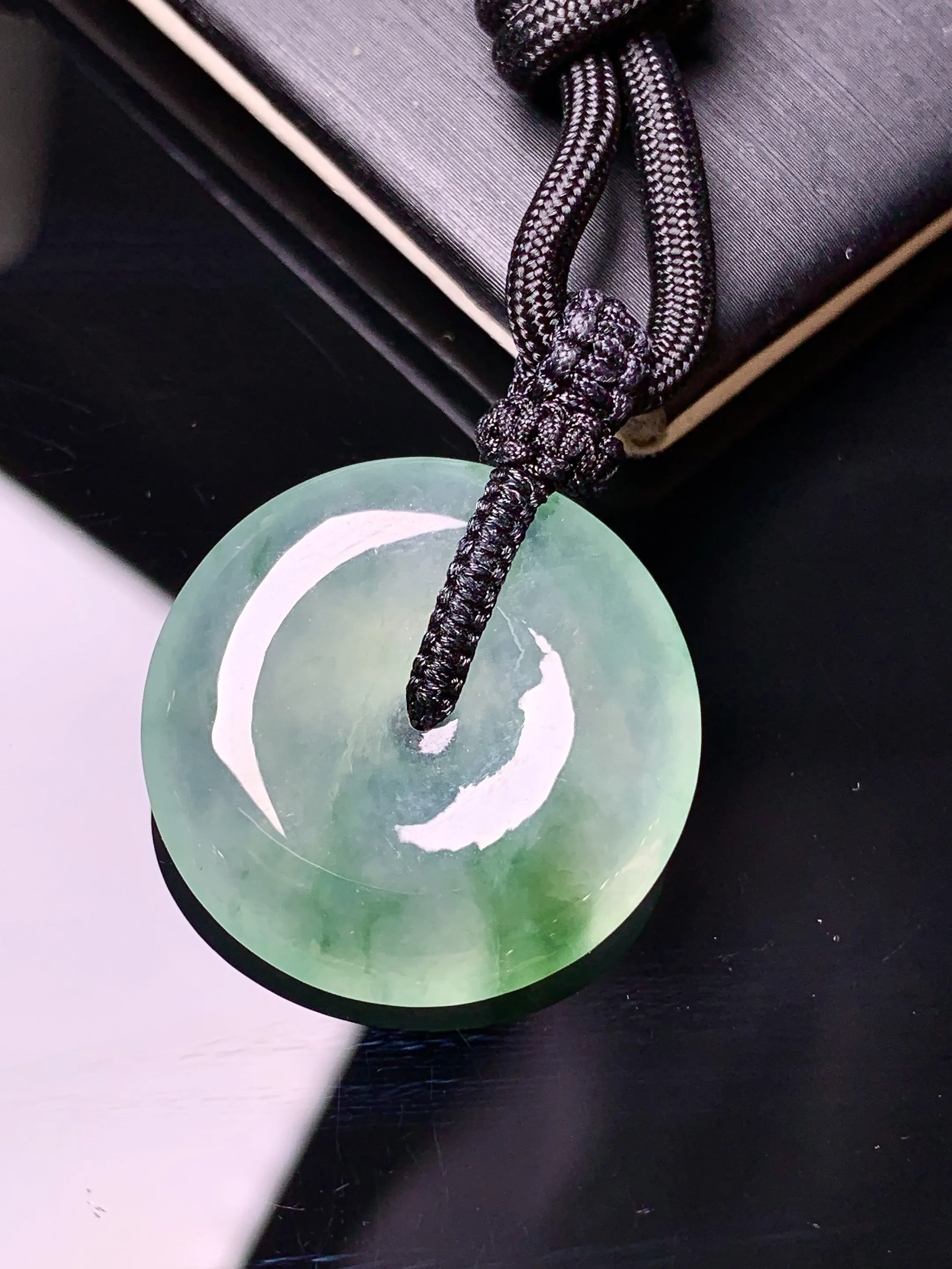 冰种飘绿平安扣吊坠 玉质细腻 色泽清新艳丽 整体尺寸23.5*5