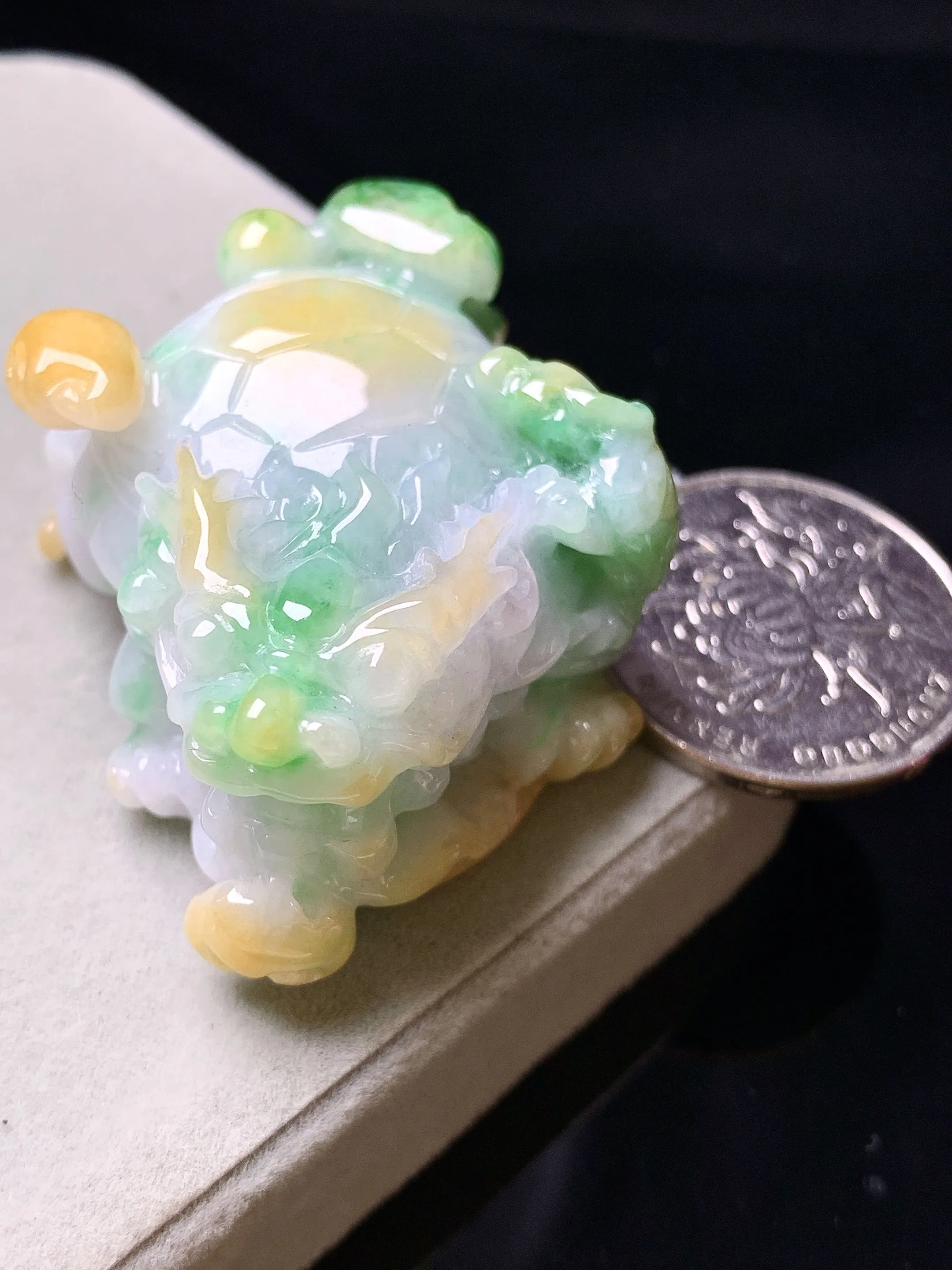 飘黄绿翡貔貅把玩 玉质细腻 色泽清新艳丽 整体尺寸50.5*41.3*20