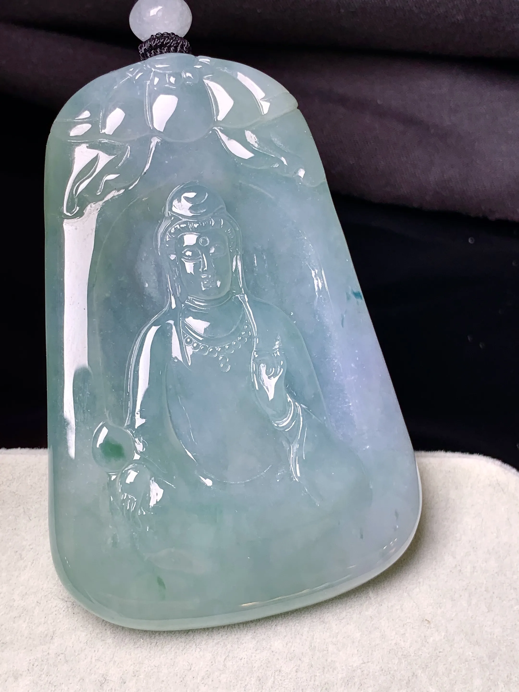 飘绿观音菩萨吊坠 玉质细腻 色泽清新艳丽 整体尺寸62.3*41.3*5.8