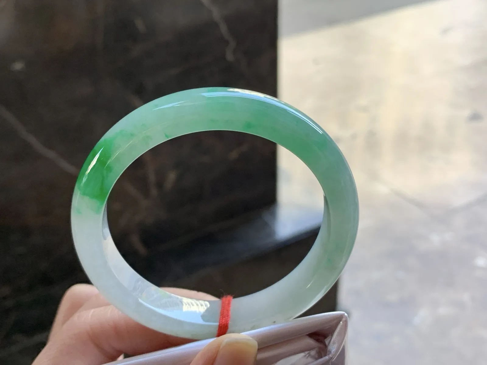 阳绿色手镯
尺寸：56-11.6-8mm
底子细腻干净 绿色浓郁