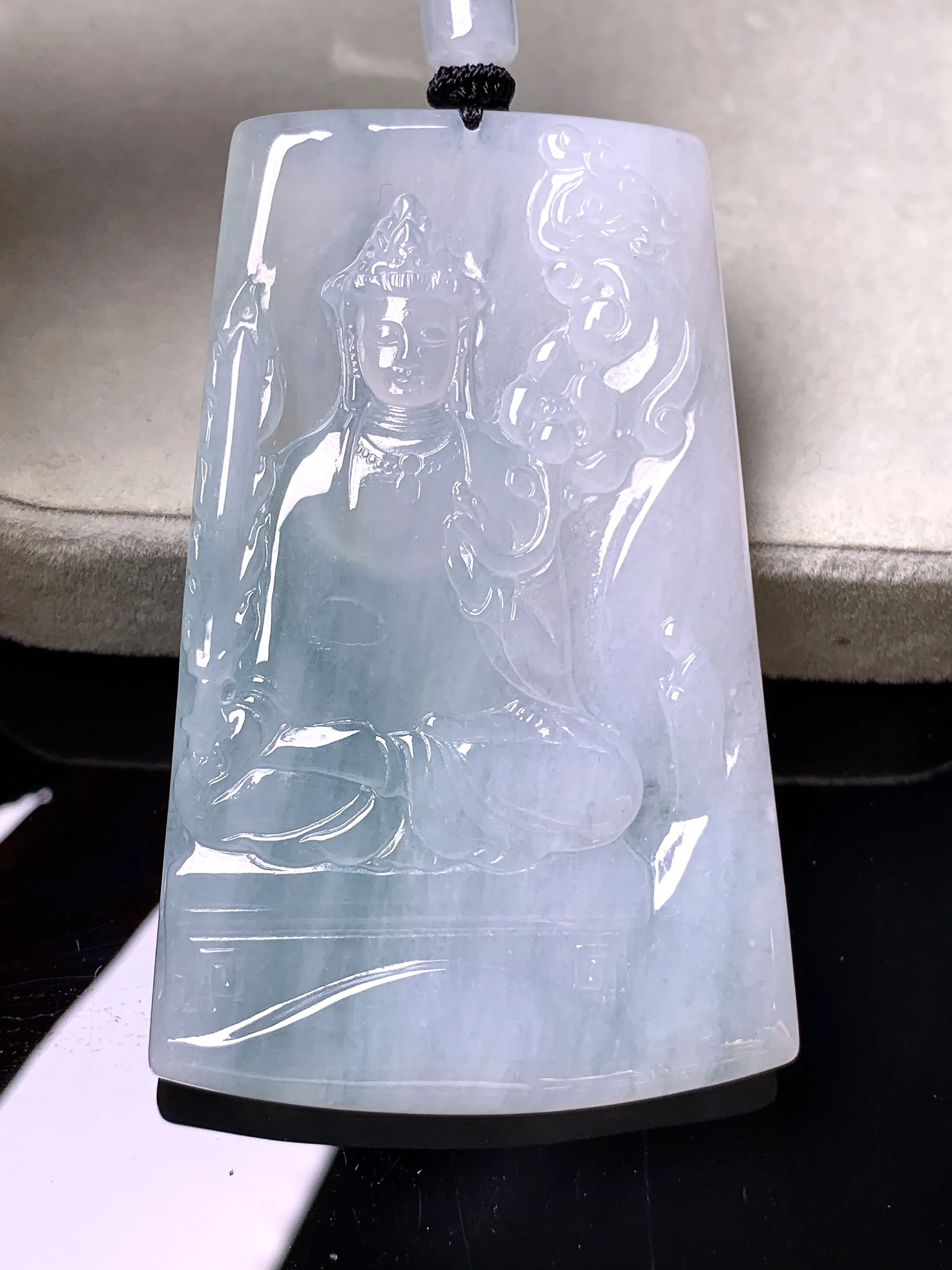 飘绿观音菩萨吊坠 玉质细腻 色泽清新艳丽 整体尺寸68*42.5*6.2