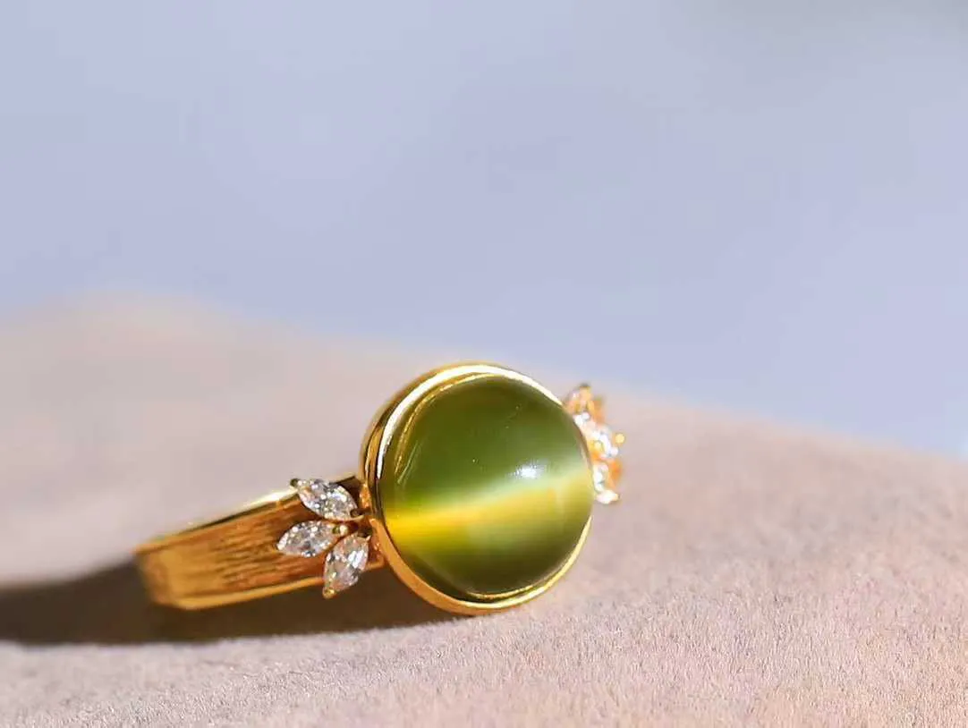 【金镶玉.戒指】

精品和田玉碧玉猫眼18k金镶嵌戒指 玉质细腻温润 油性十足 ，不论时光如何流转变化，这枚戒指始终闪耀着最初的光芒。精工镶嵌18K金 （保真金 可检测贵金属18K金） 重2.5克 尺寸17-8.5-8mm 78171454A