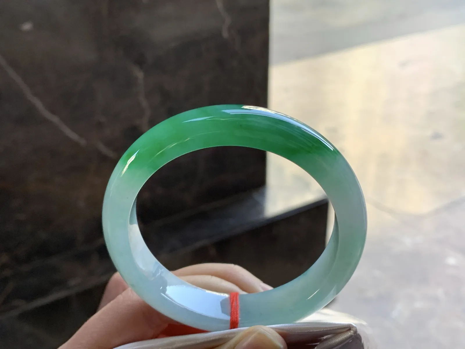 辣绿色手镯
尺寸：58.5-14-9mm
底子细腻 大圈口 一段绿色浓郁