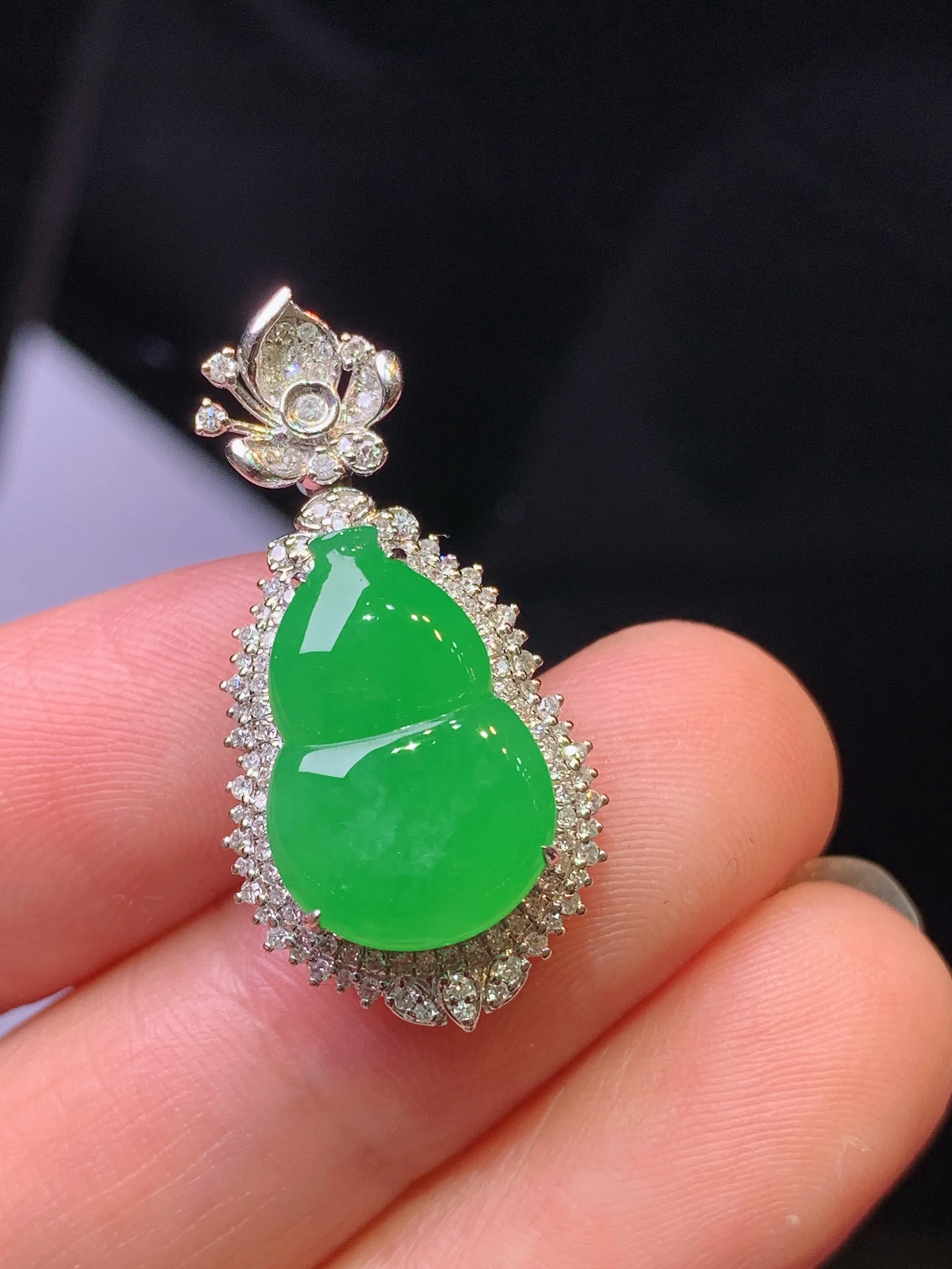 18k金钻镶嵌满绿葫芦吊坠 玉质细腻 色泽清新艳丽 整体尺寸28*14.2*7.5