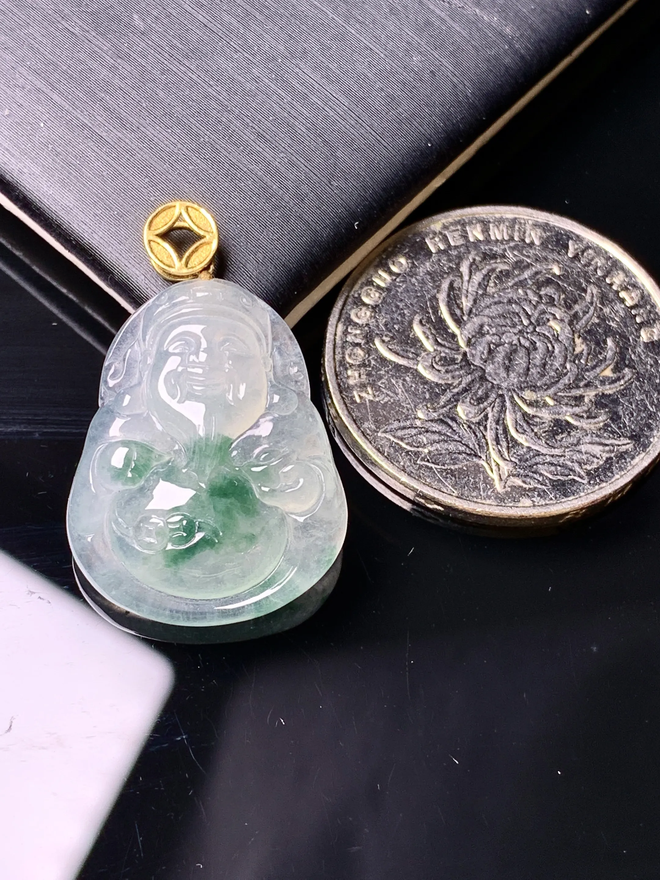 18k金镶嵌冰种财神吊坠 玉质细腻 色泽清新艳丽 整体尺寸28.8*18.2*5.2