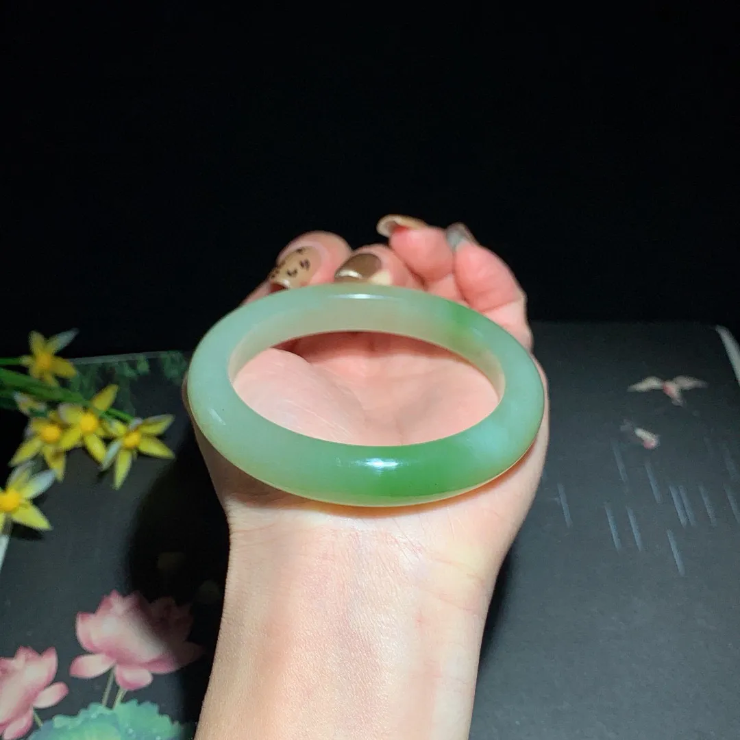 和田玉58.5圈口翠青手镯！玉质细腻油润 底色纯净 无裂无棉 脂粉好，品质高