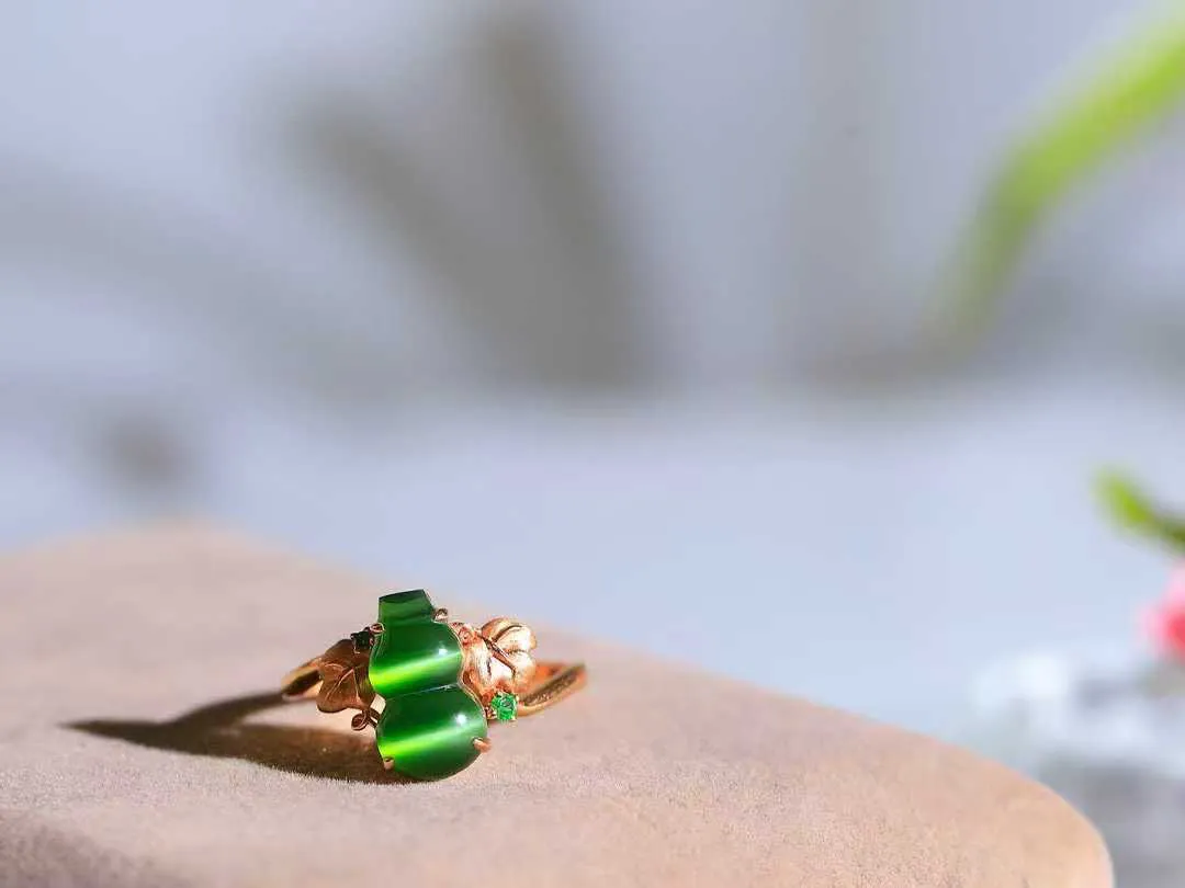 【金镶玉.福禄.戒指】

精品和田玉碧玉猫眼18k金镶嵌葫芦戒指，玉质细腻油润，造型饱满圆润，手感