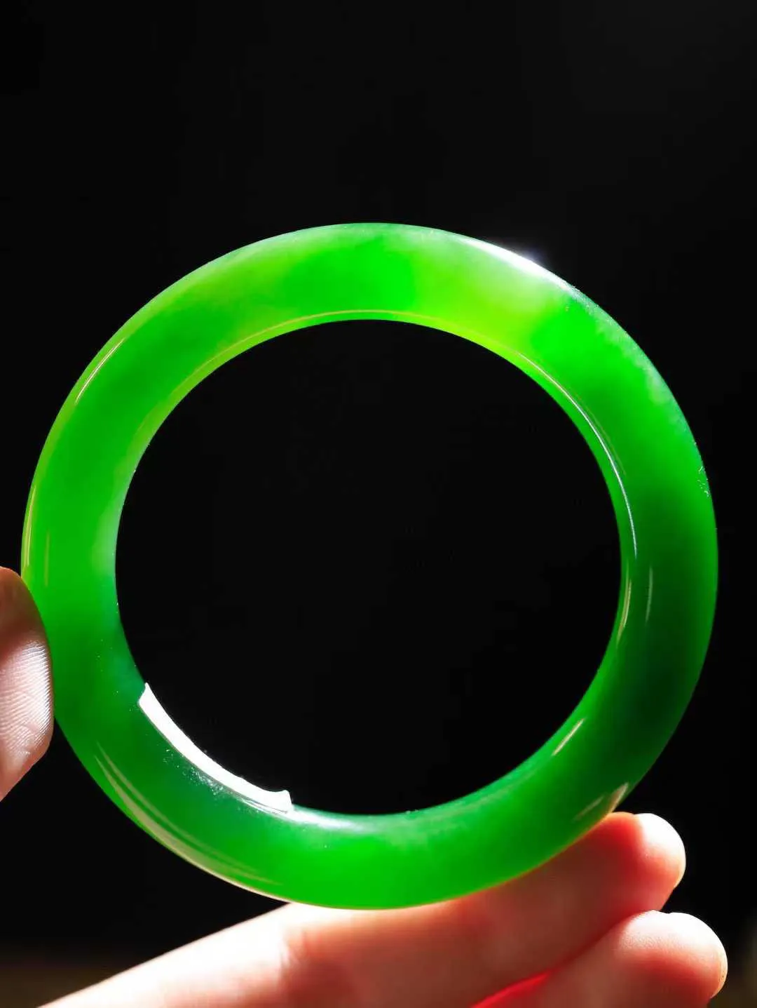 【一见钟情·手镯】

收藏级臻品和田玉碧玉圆条手镯。镯型饱满，温润细腻，脂润沁香。️执一卷书，沏一盏茶，着一袭裙，戴一只镯。淡淡浅笺，素心若兰，静赏玉中诗画。悠悠岁月，芊手轻摘，盛满诗样芳华。重66克   内径圈口58mm 尺寸11.5-11mm  FDA-55101200