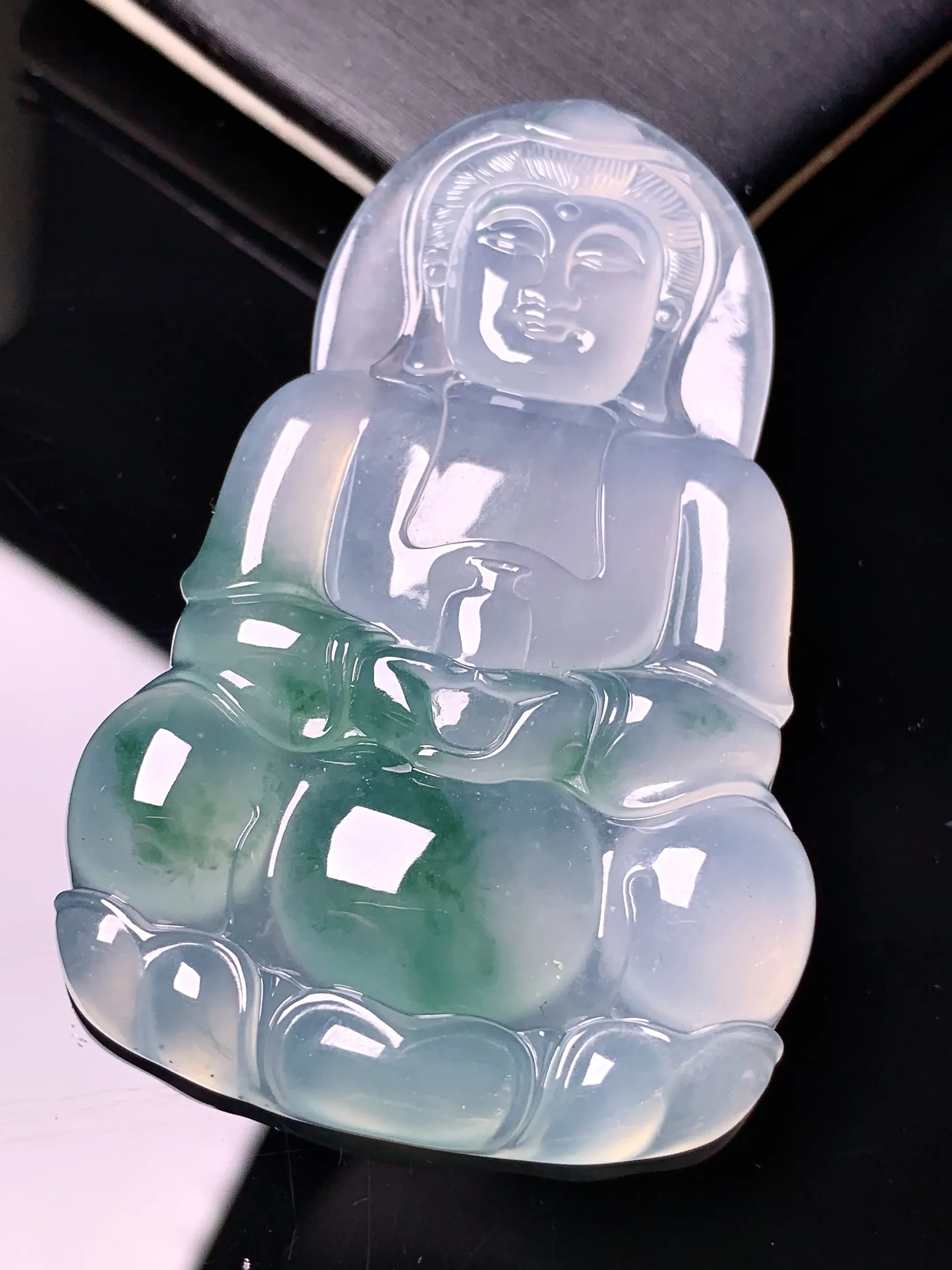 冰种飘绿观音菩萨吊坠 玉质细腻 色泽清新艳丽 整体尺寸59.3*37.7*6