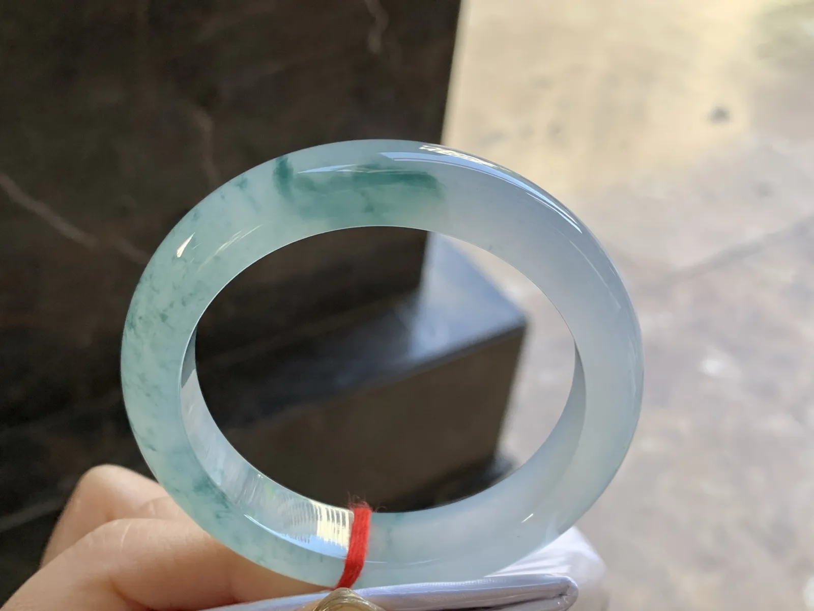 冰种飘花手镯
尺寸：54.3-12.3-9mm
冰味十足 飘花点缀