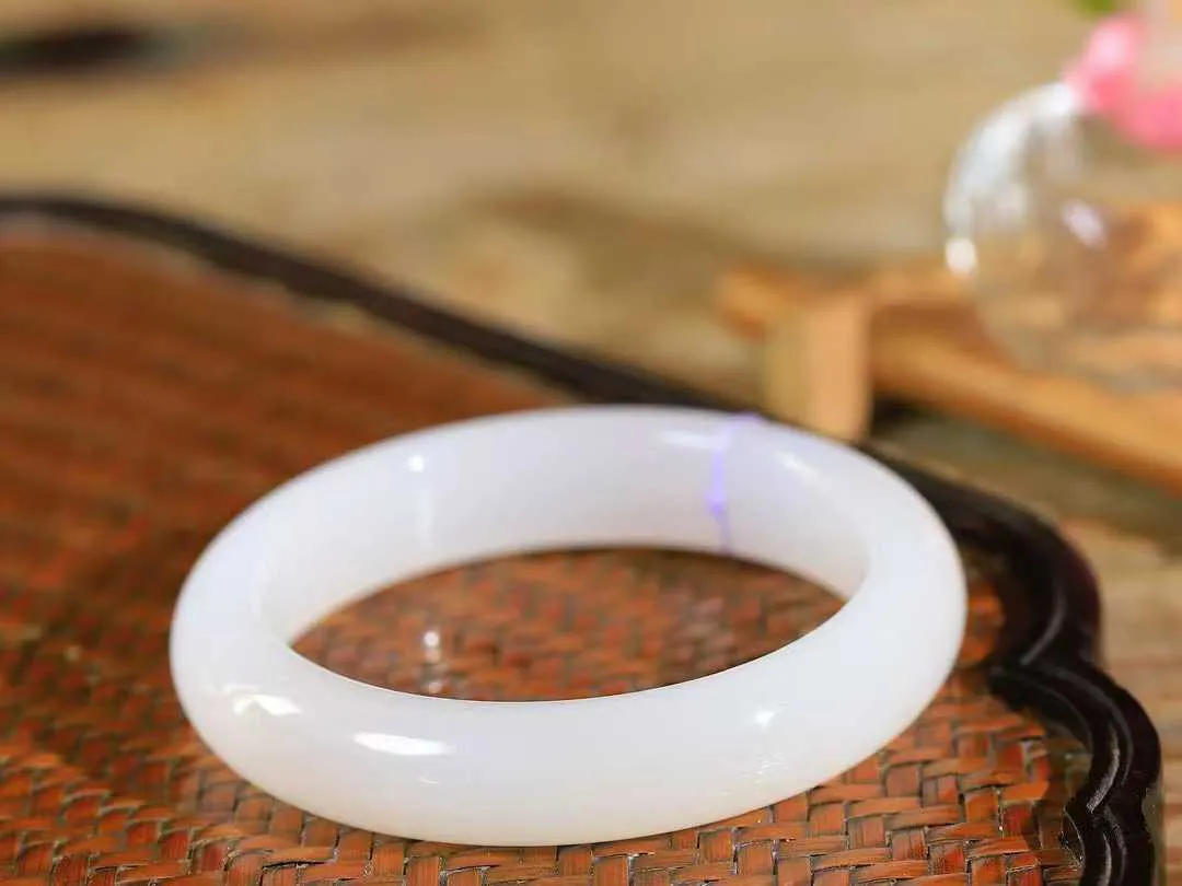 （一见倾心.手镯）

精品和田玉白玉双色手镯，玉质温润细腻 油性十足 手感舒适，高华雅逸，线条流畅，