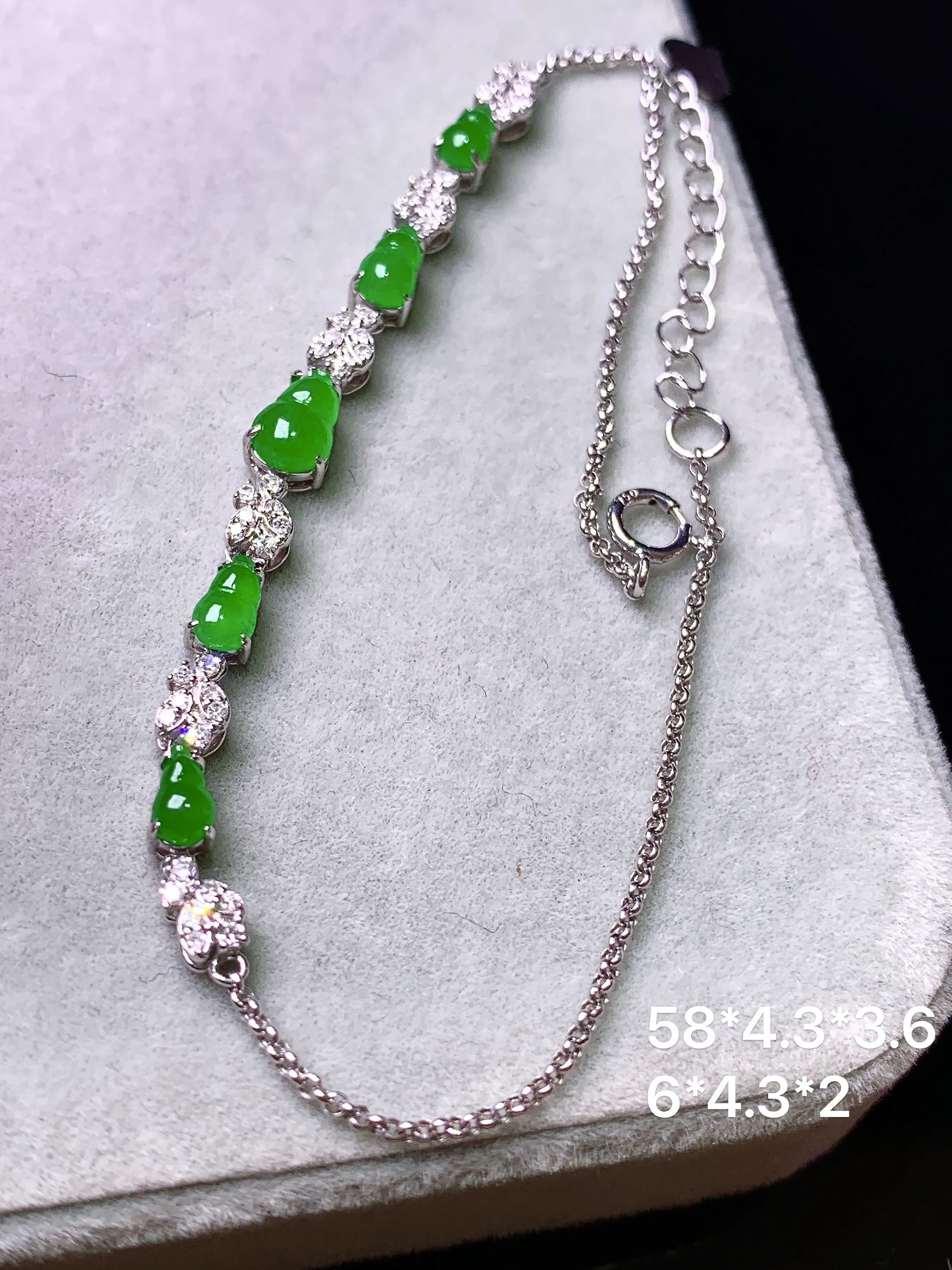 18k金钻镶嵌满绿葫芦手链 玉质细腻 色泽清新艳丽 整体尺寸58*4.3*3.6