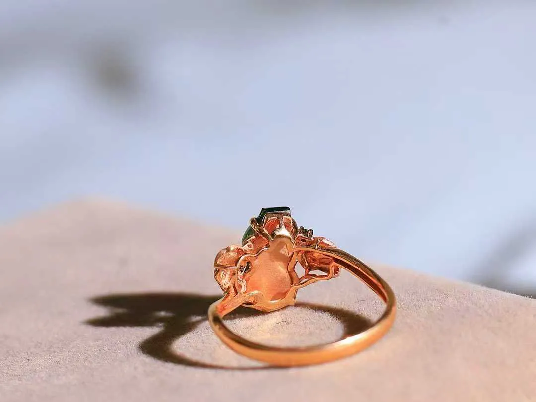 【金镶玉.福禄.戒指】

精品和田玉碧玉猫眼18k金镶嵌葫芦戒指，玉质细腻油润，造型饱满圆润，手感上佳。精工雕刻，葫芦取其谐音福禄，寓意子孙万代，葫芦通“福禄”，祈福平安，福禄齐康，静心洗凡尘。尺寸17.2-11.7-6.8mm 重2.4克 26151464A