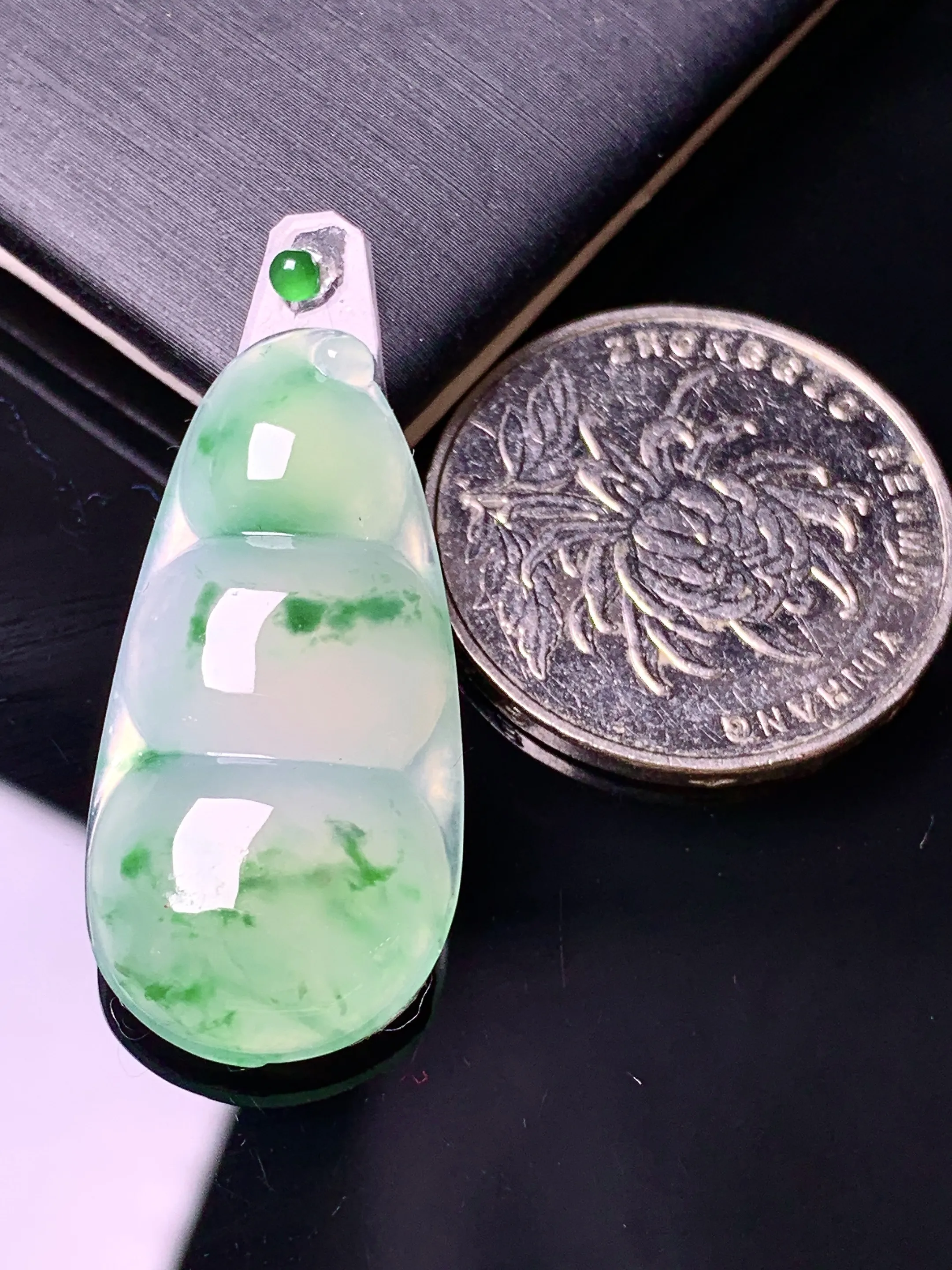 镶嵌款 冰种飘绿四季豆吊坠 玉质细腻 色泽清新艳丽 整体尺寸31.8*15.5*4.8