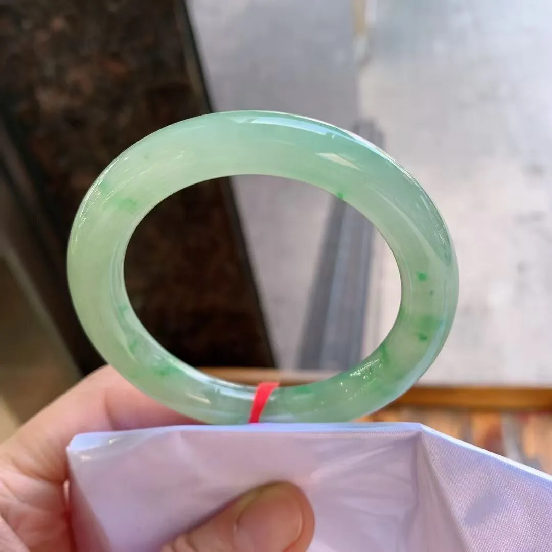 带色圆条，
尺寸：55-10
有种有色，种水不错，晶体细腻，卖相不错，上手效果好