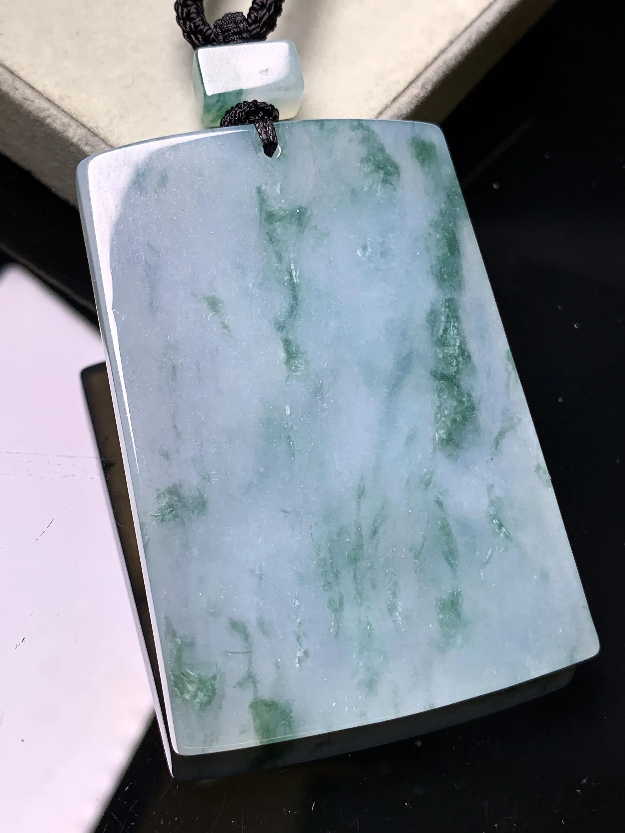 飘花无事牌吊坠 玉质细腻 色泽清新艳丽 整体尺寸60.8*42*5.5