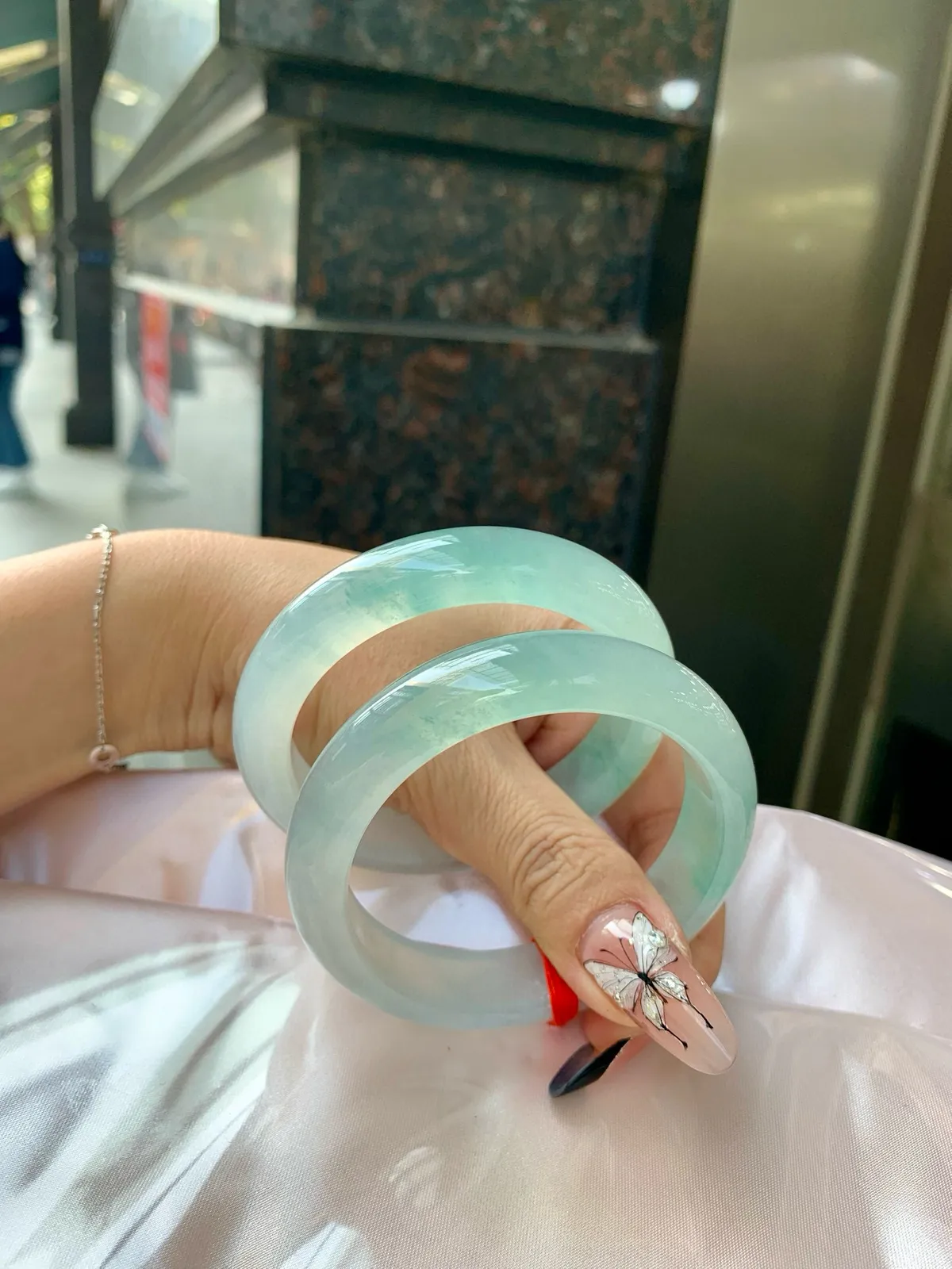 冰蓝正圈
54.1-7.8-12.8
打灯多处细纹，底妆冰润细腻，千变万化的冰晴蓝底色，拥有海的颜色，却散发着星空的光芒，这是一只来自冰川蓝的清冷气质仙女镯