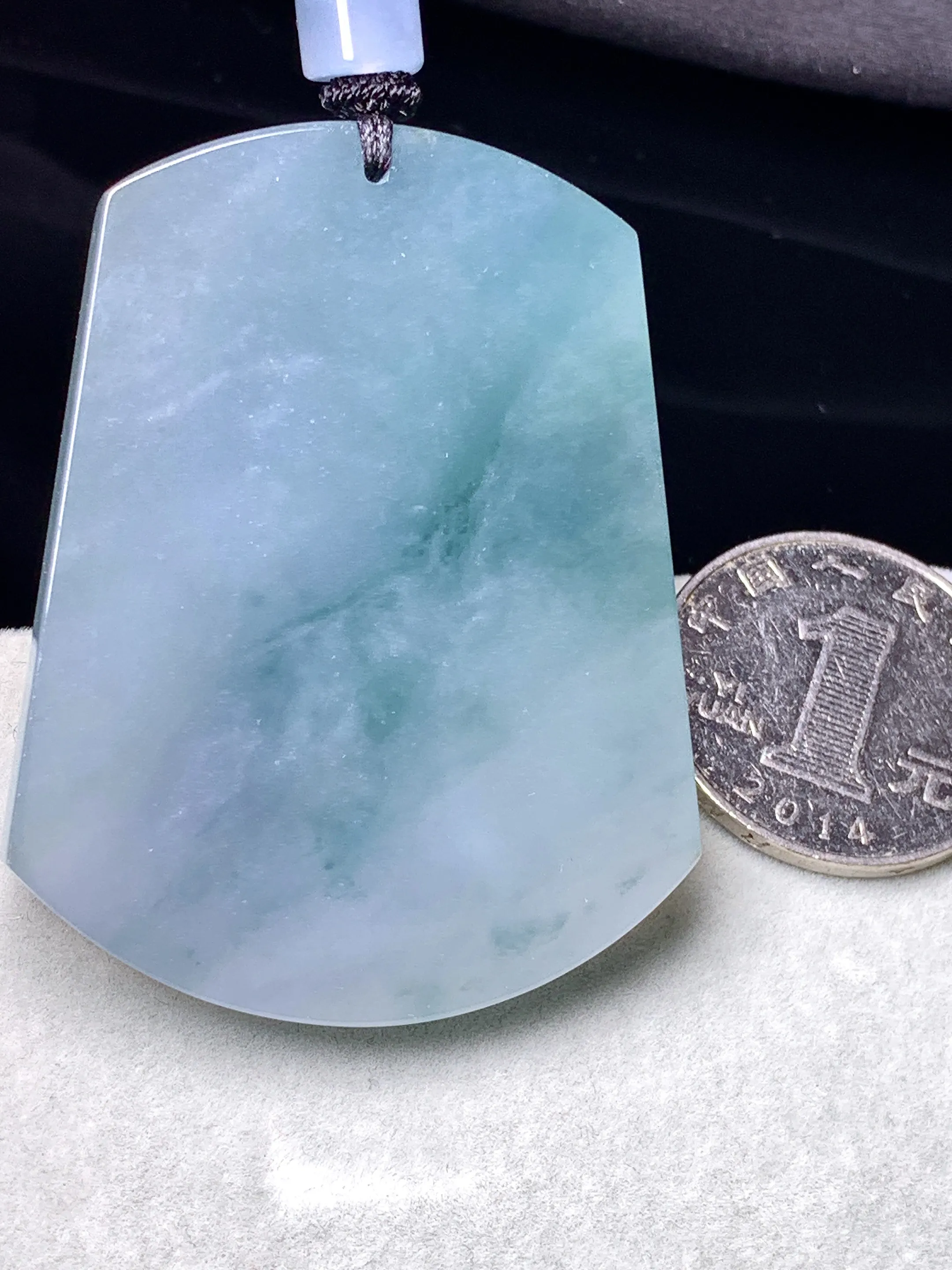 飘绿无事牌吊坠 玉质细腻 色泽清新艳丽 整体尺寸52.8*41*5.6