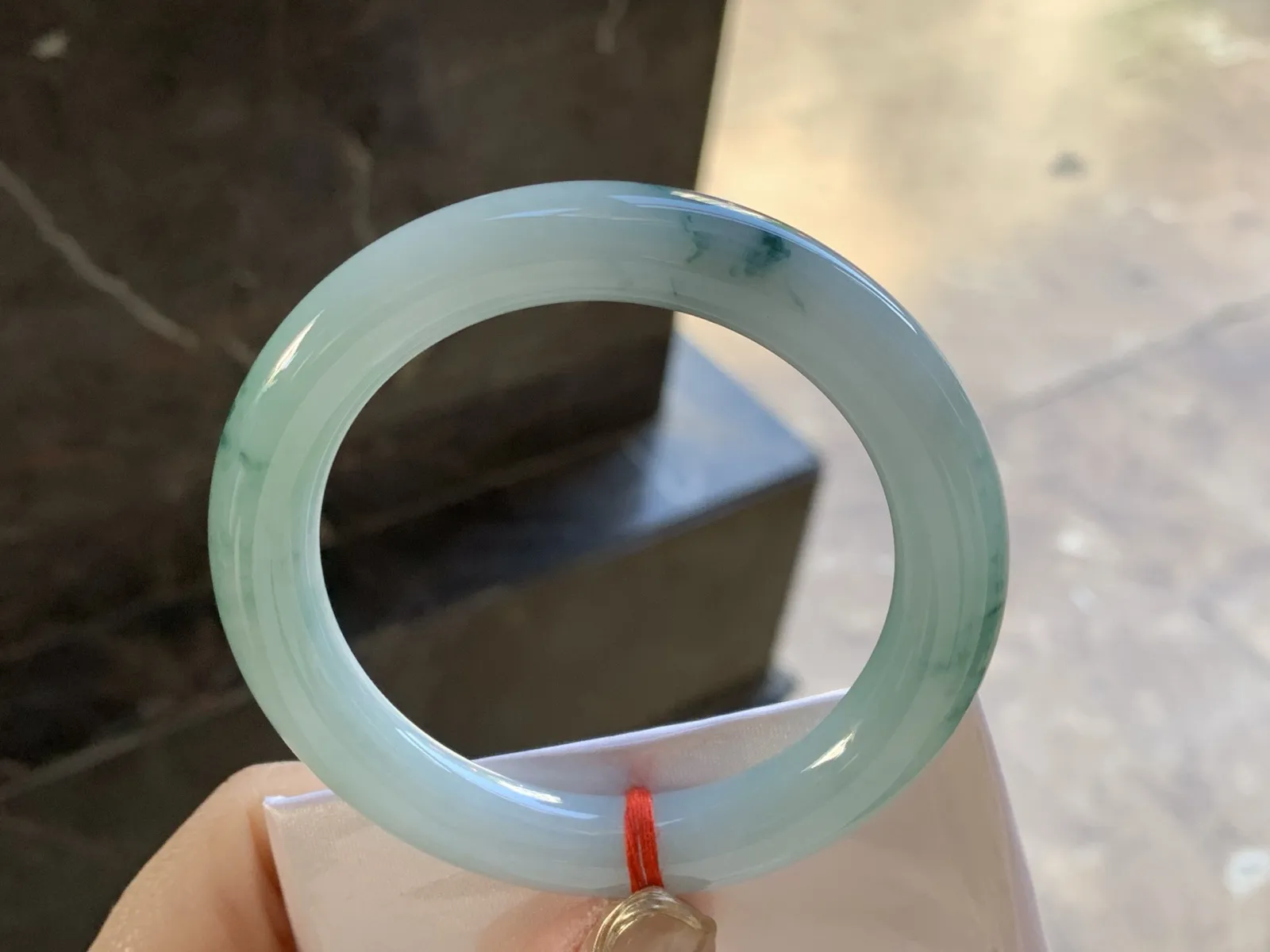 飘花圆条手镯
尺寸：55.2-10.1mm
底子细腻干净 小清新