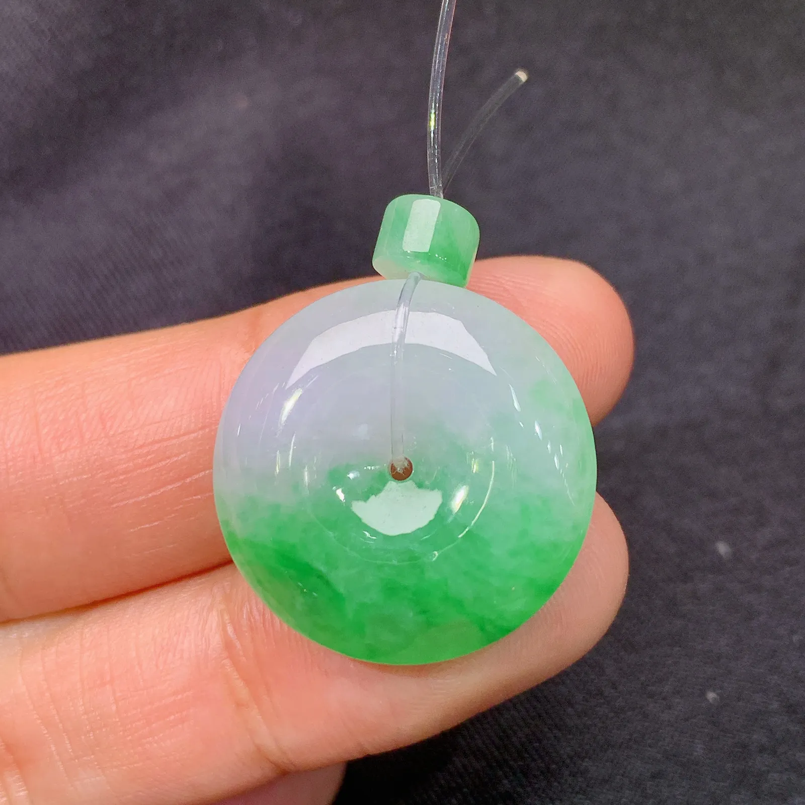 飘绿平安扣吊坠 搭配小绿路路通  色泽清新 尺寸22*22*5.9