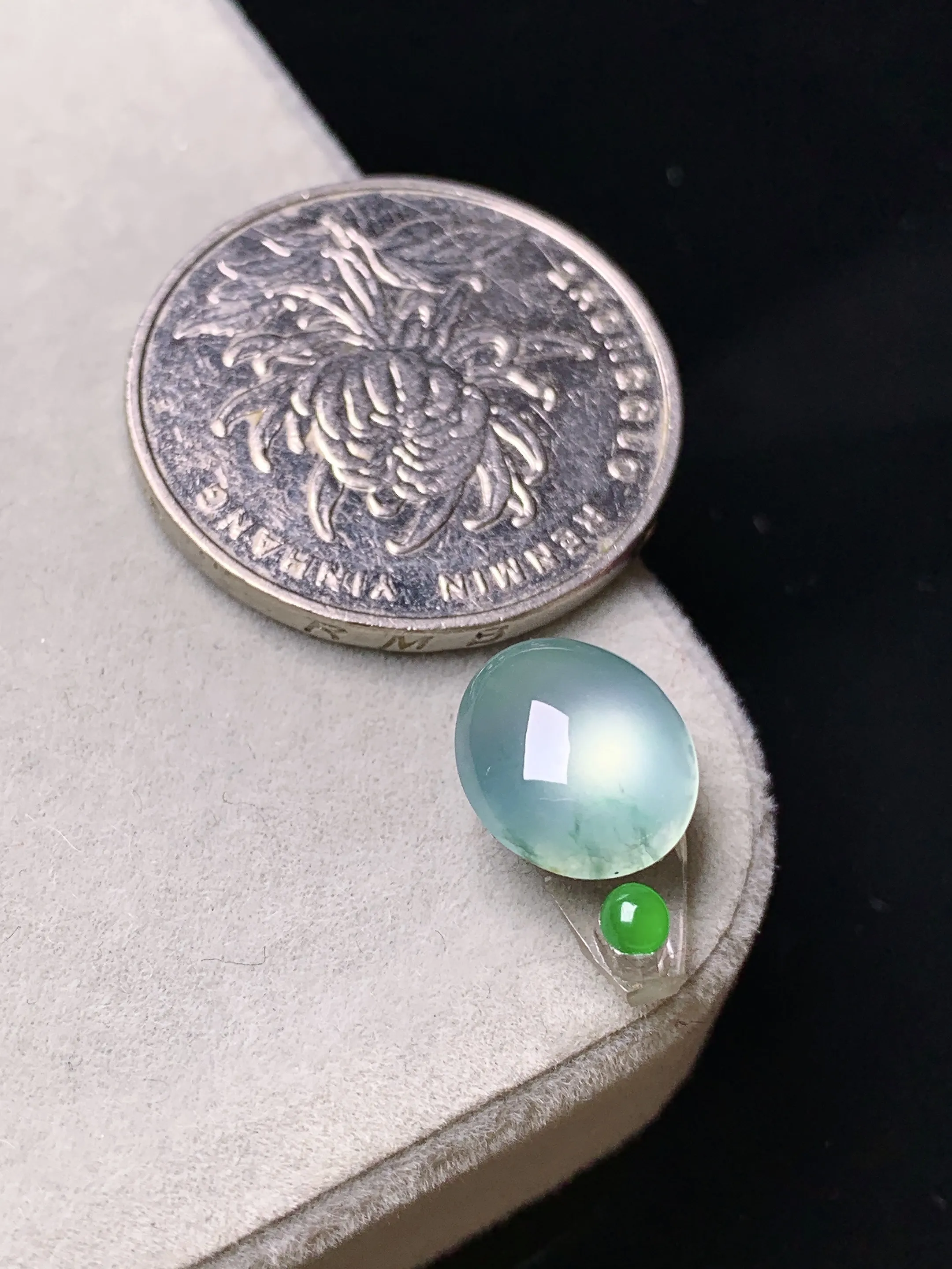 镶嵌款 冰种蛋面吊坠 玉质细腻 色泽清新艳丽 整体尺寸10.5*9.5*4.2