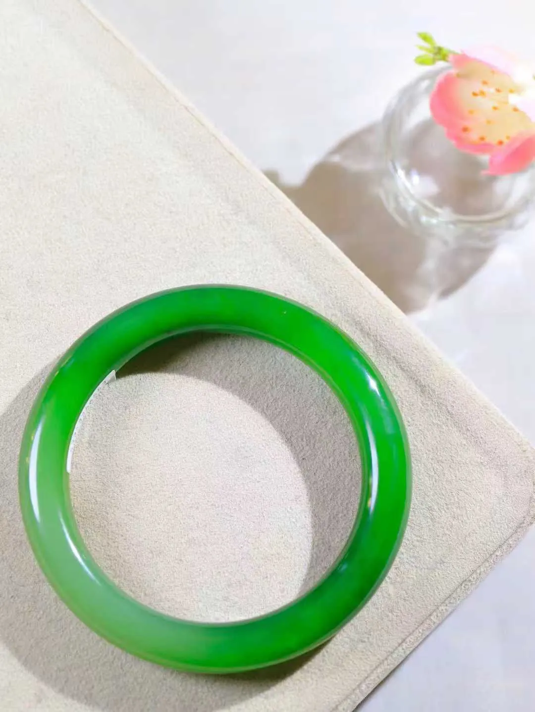 【碧波流转·手镯】

收藏级臻品和田玉碧玉手镯，玉质细腻温润，手感舒适，️线条流畅，简约大气，美自天成，佩戴于腕间，婉约之美，举手投足间透出那份低调奢华，醉人心扉。
重53克 内径圈口56.5mm尺寸10.9-9.9mm  FDA-13151208