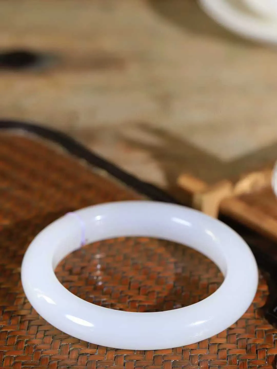 [温润如玉.手镯]

精品️和田玉白玉手镯。玉质温润细腻 油性十足 手感舒适，高华雅逸，线条流畅，