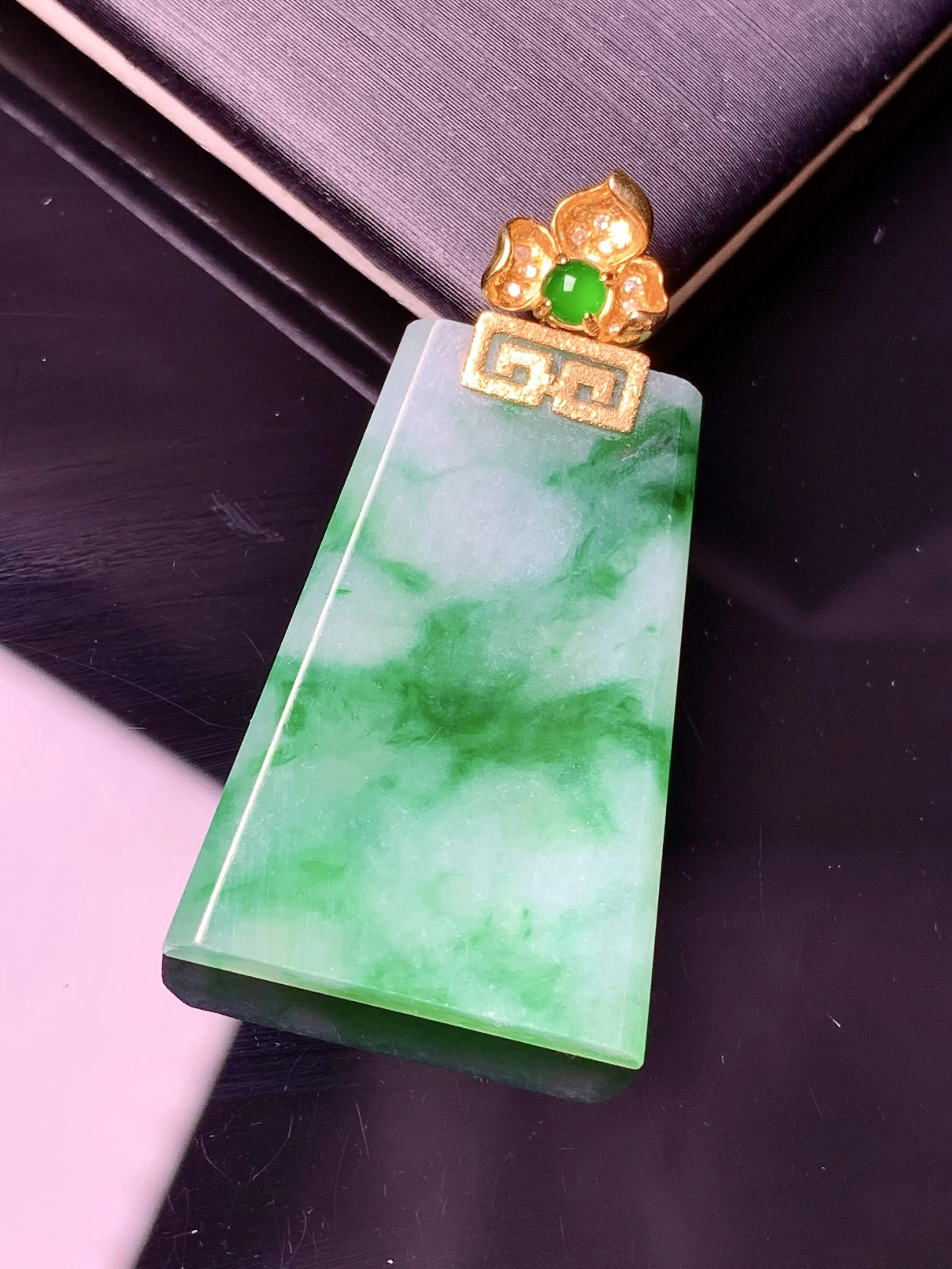 18k金镶嵌飘绿无事牌吊坠 玉质细腻 色泽清新艳丽 整体尺寸36.3*19.5*4