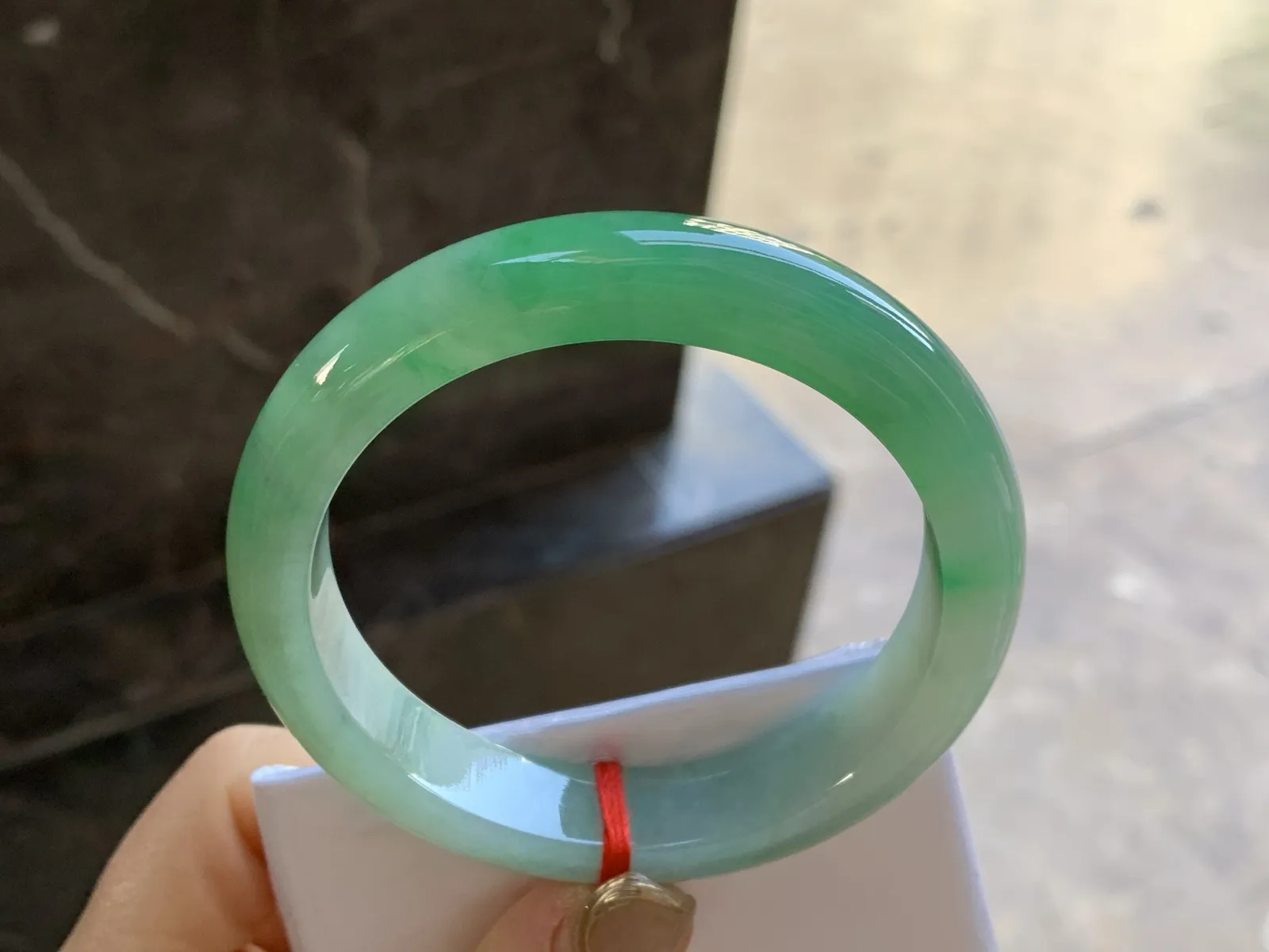 带色手镯
尺寸：57-12.6-8.5mm
肉质细腻 一段绿色浓郁