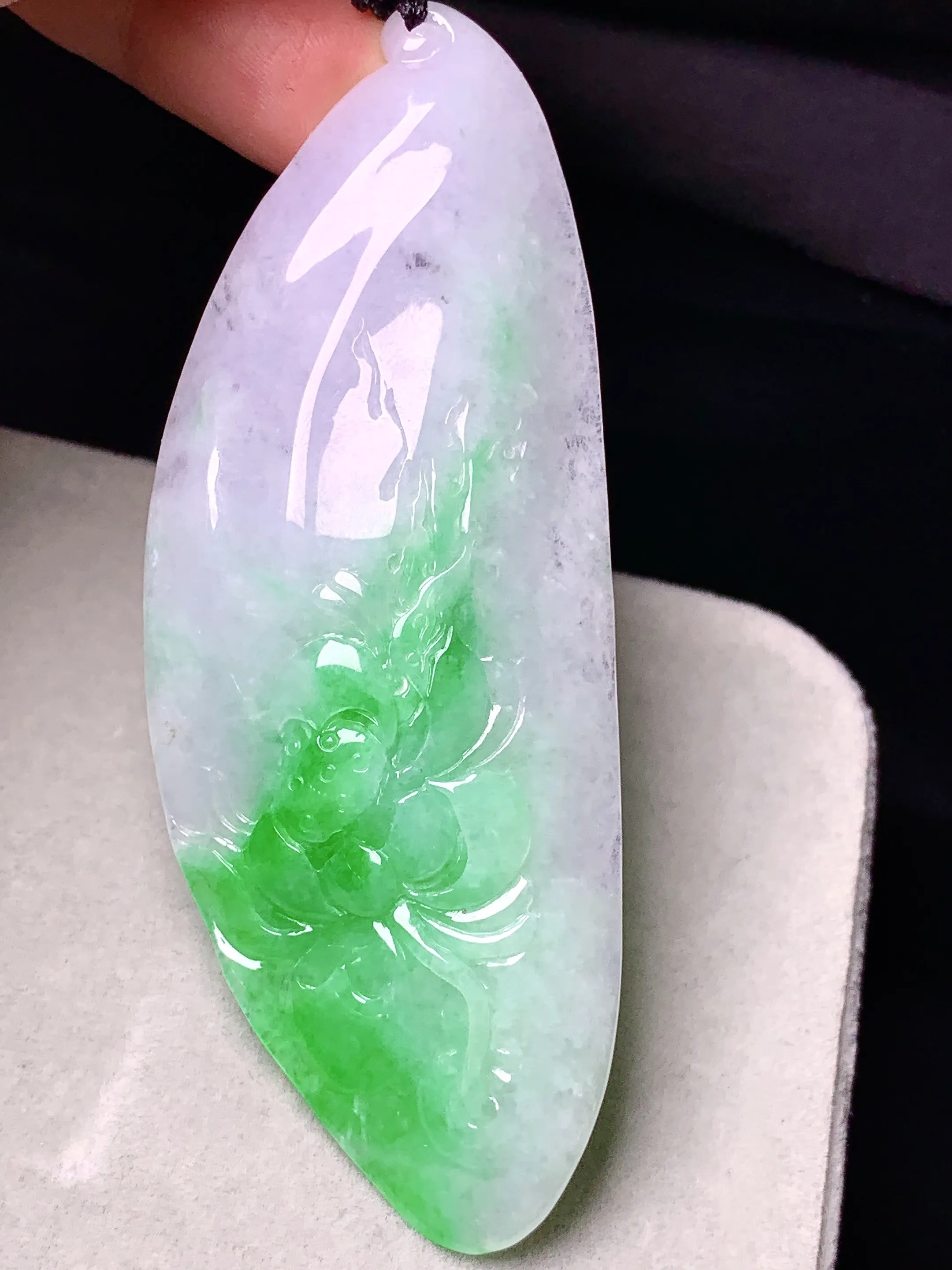 飘绿度母观音菩萨吊坠 玉质细腻 色泽清新艳丽 整体尺寸85.6*33*7.8