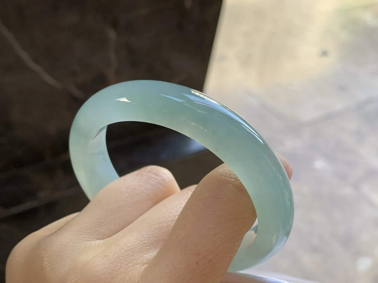 冰种晴绿手镯
尺寸：54.6-12.4-8.2mm
种老肉细 底色浓郁漂亮