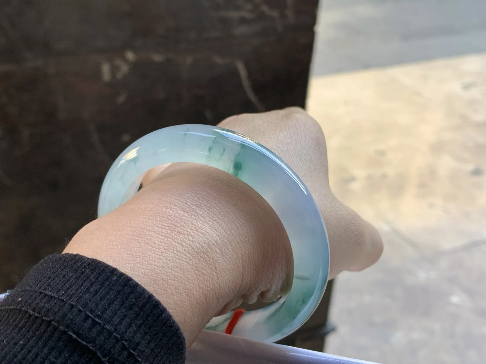 冰蓝花手镯
尺寸：56-12-8.6mm
种老肉细 飘花点缀