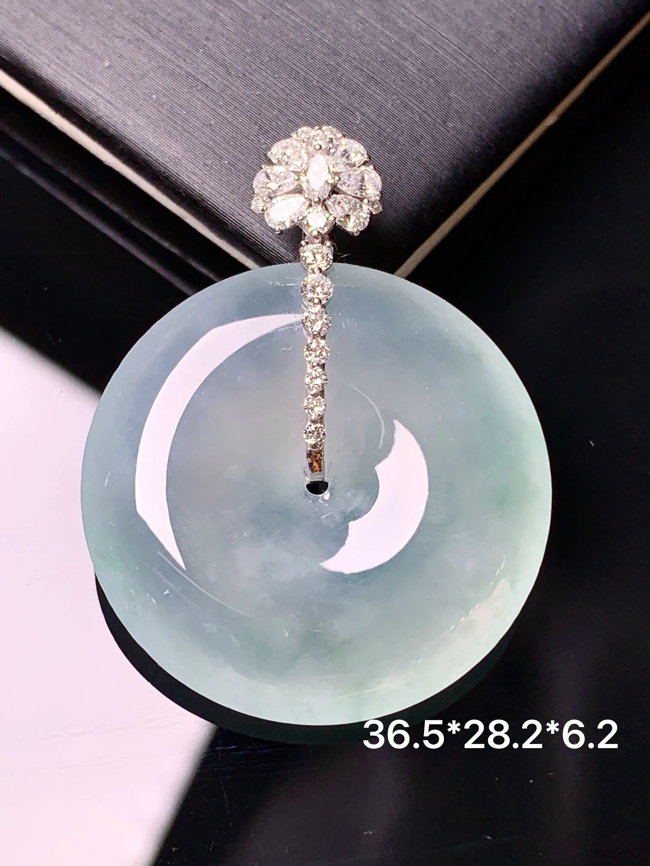 18k金钻镶嵌冰种平安扣吊坠 玉质细腻 色泽清新艳丽 整体尺寸36.5*28.2*6.2