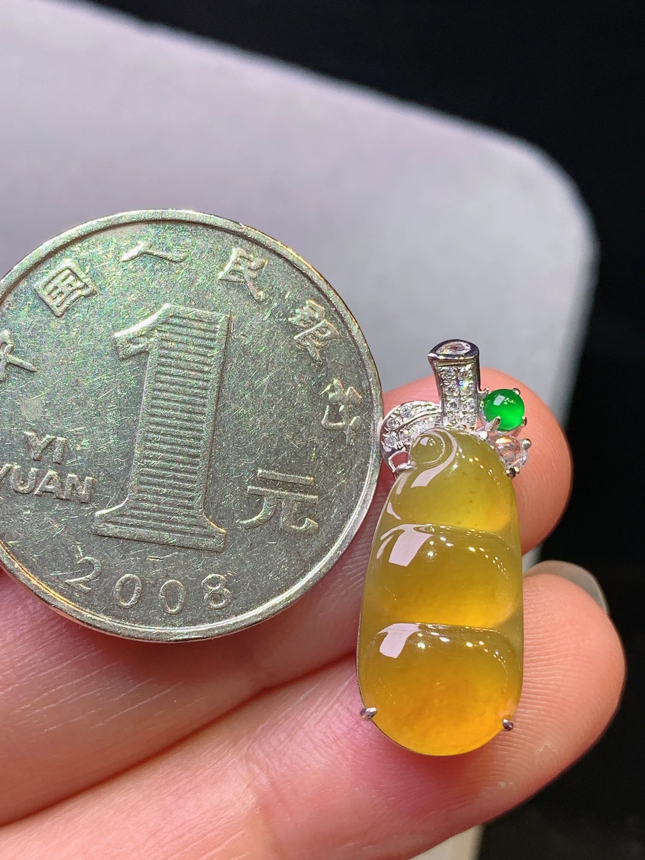 18k金钻镶嵌黄翡四季豆吊坠 玉质细腻 色泽清新艳丽 整体尺寸23.6*9.3*6.6