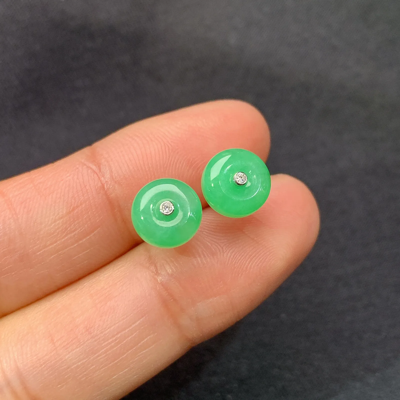 苹果绿平安扣耳钉，18k金镶嵌，简约时尚，冰润色阳，种水足，M002 尺寸7.6*3.4